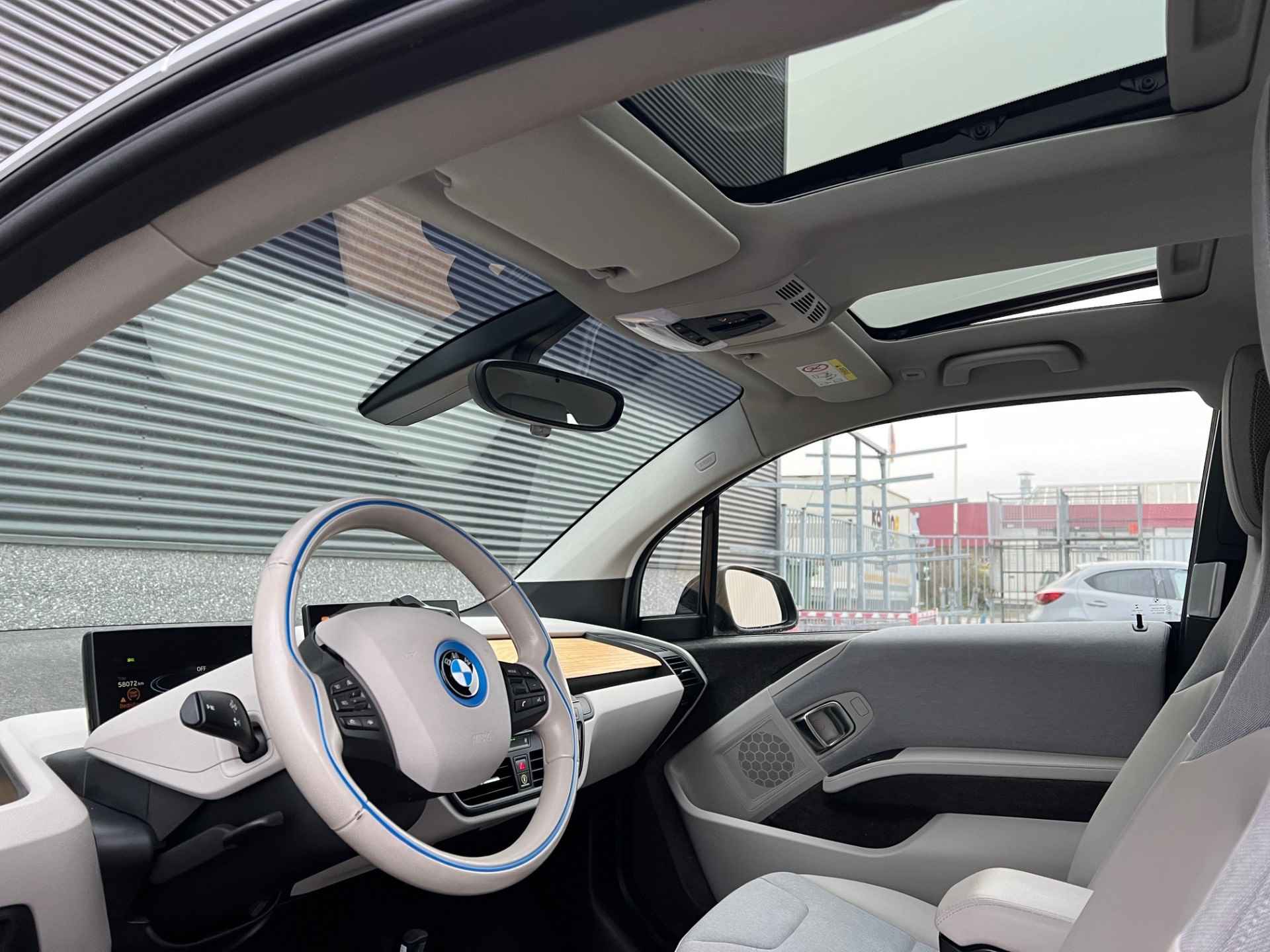 BMW i3 Executive 120Ah 42 kWh Schuifdak/Carplay/Adaptive/Sport/Loft/20"/3-fase - 33/43