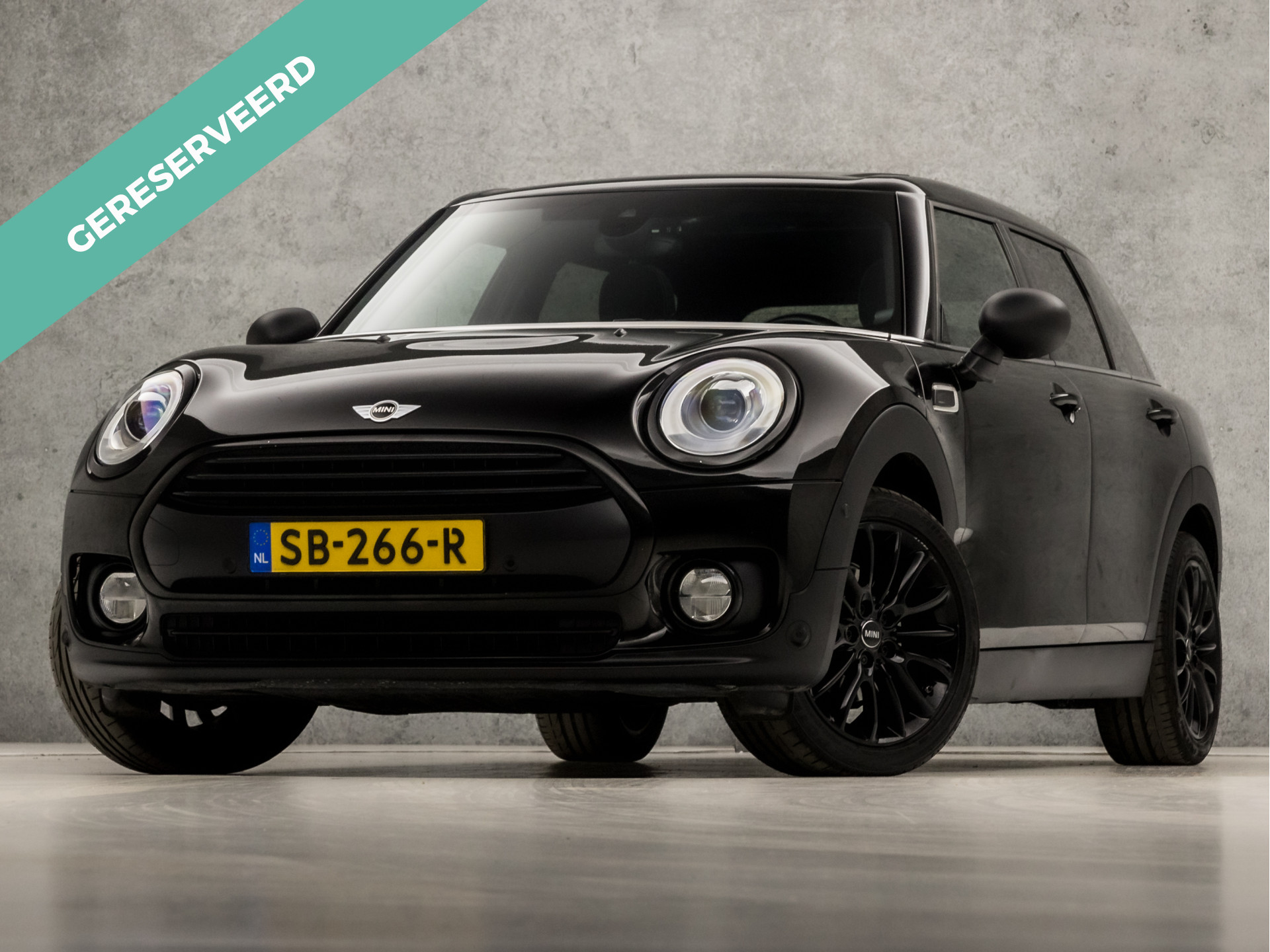 MINI Clubman 1.5 John Cooper Works Black Edition (PANORAMADAK, APPLE CARPLAY, GROOT NAVI, DEALER ONDERHOUDEN, SPORTSTOELEN, HARMAN/KARDON, JCW UITLAAT, LED KOPLAMPEN, NIEUWSTAAT)