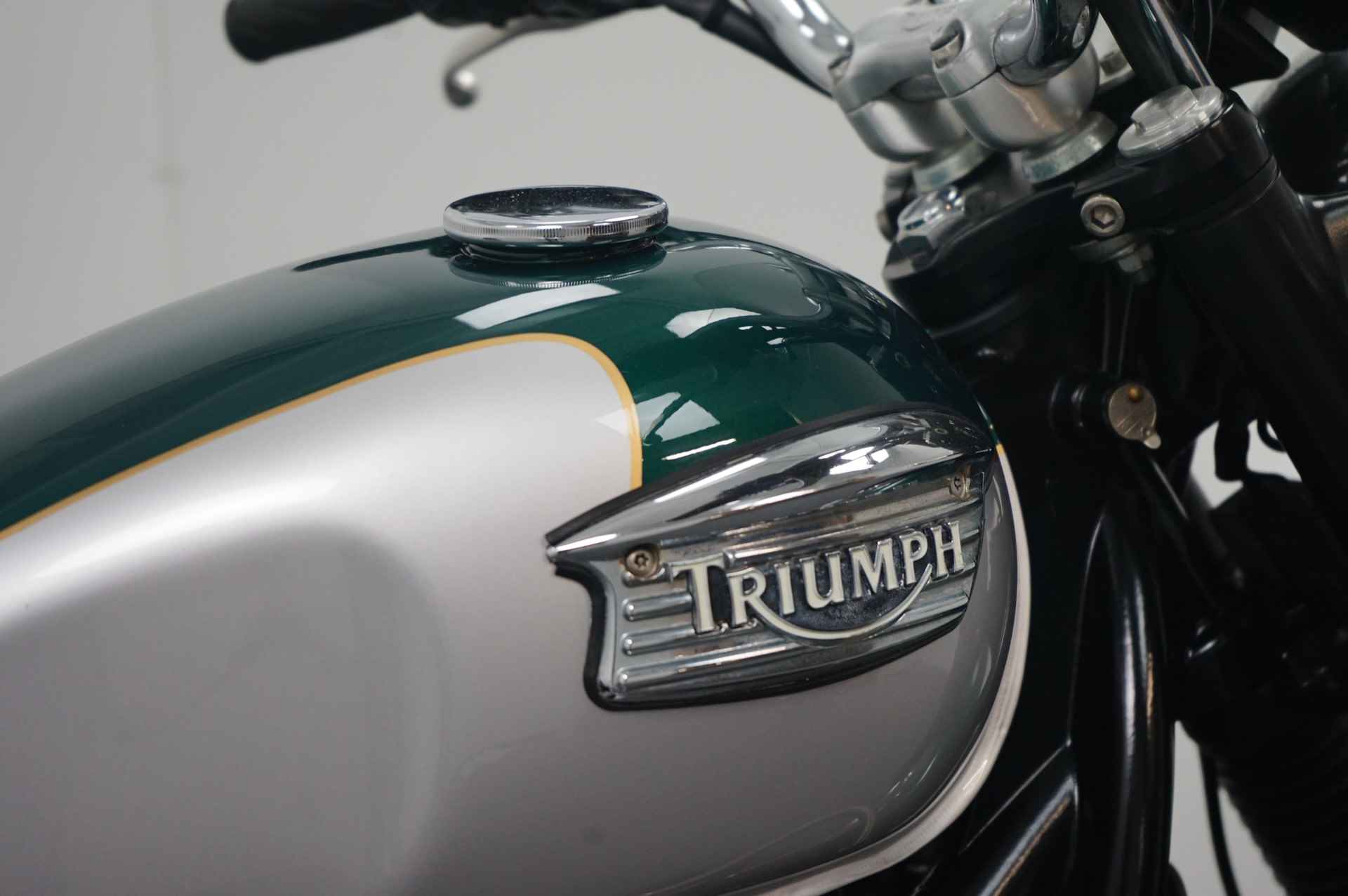 Triumph BONNEVILLE T 100 - 10/16