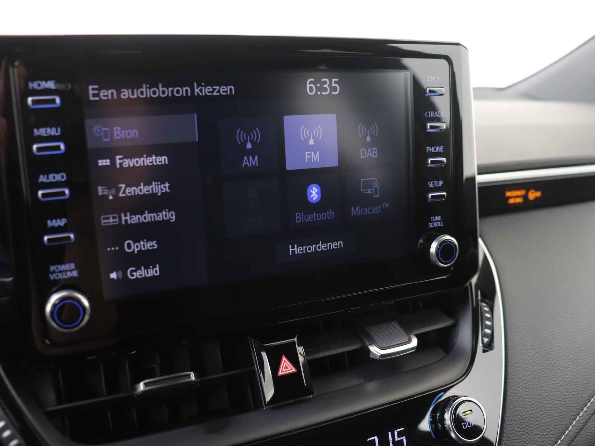 Toyota Corolla Touring Sports 1.8 Hybrid Dynamic 122 pk Automaat | Climate Control | Navigatie by App | 17 inch Lichtmetalen Velgen - 15/32