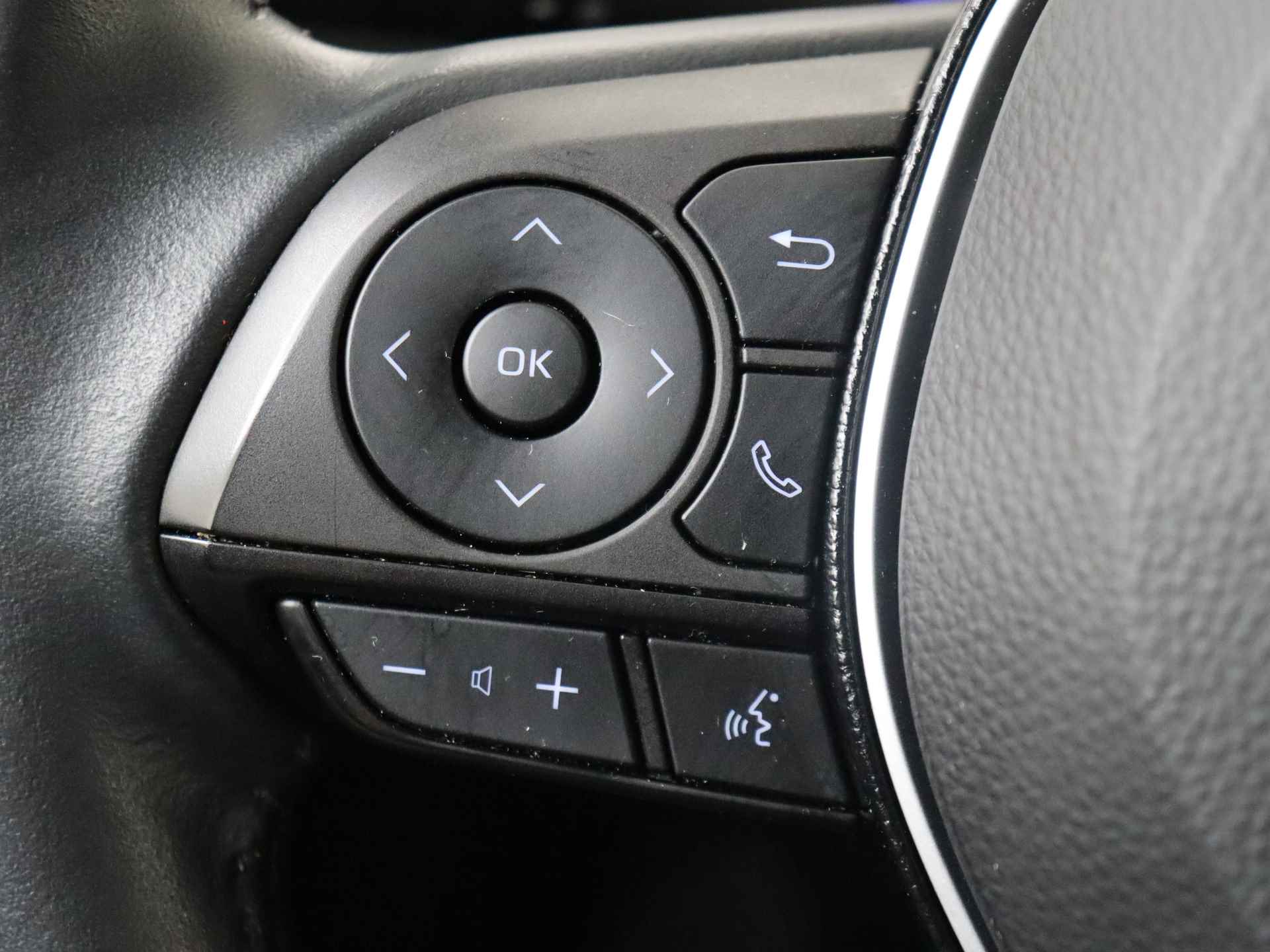 Toyota Corolla Touring Sports 1.8 Hybrid Dynamic 122 pk Automaat | Climate Control | Navigatie by App | 17 inch Lichtmetalen Velgen - 19/32