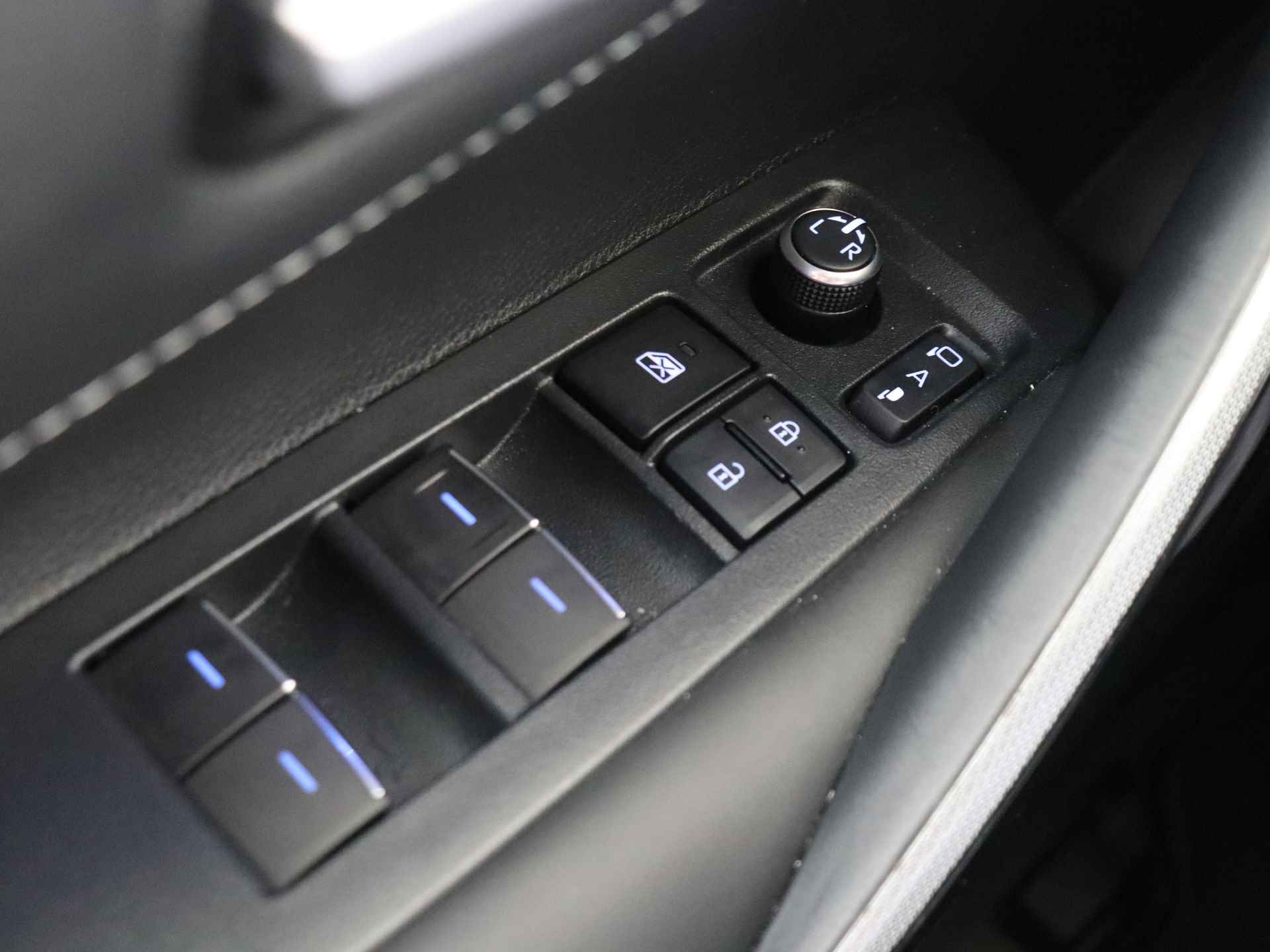 Toyota Corolla Touring Sports 1.8 Hybrid Dynamic 122 pk Automaat | Climate Control | Navigatie by App | 17 inch Lichtmetalen Velgen - 28/32