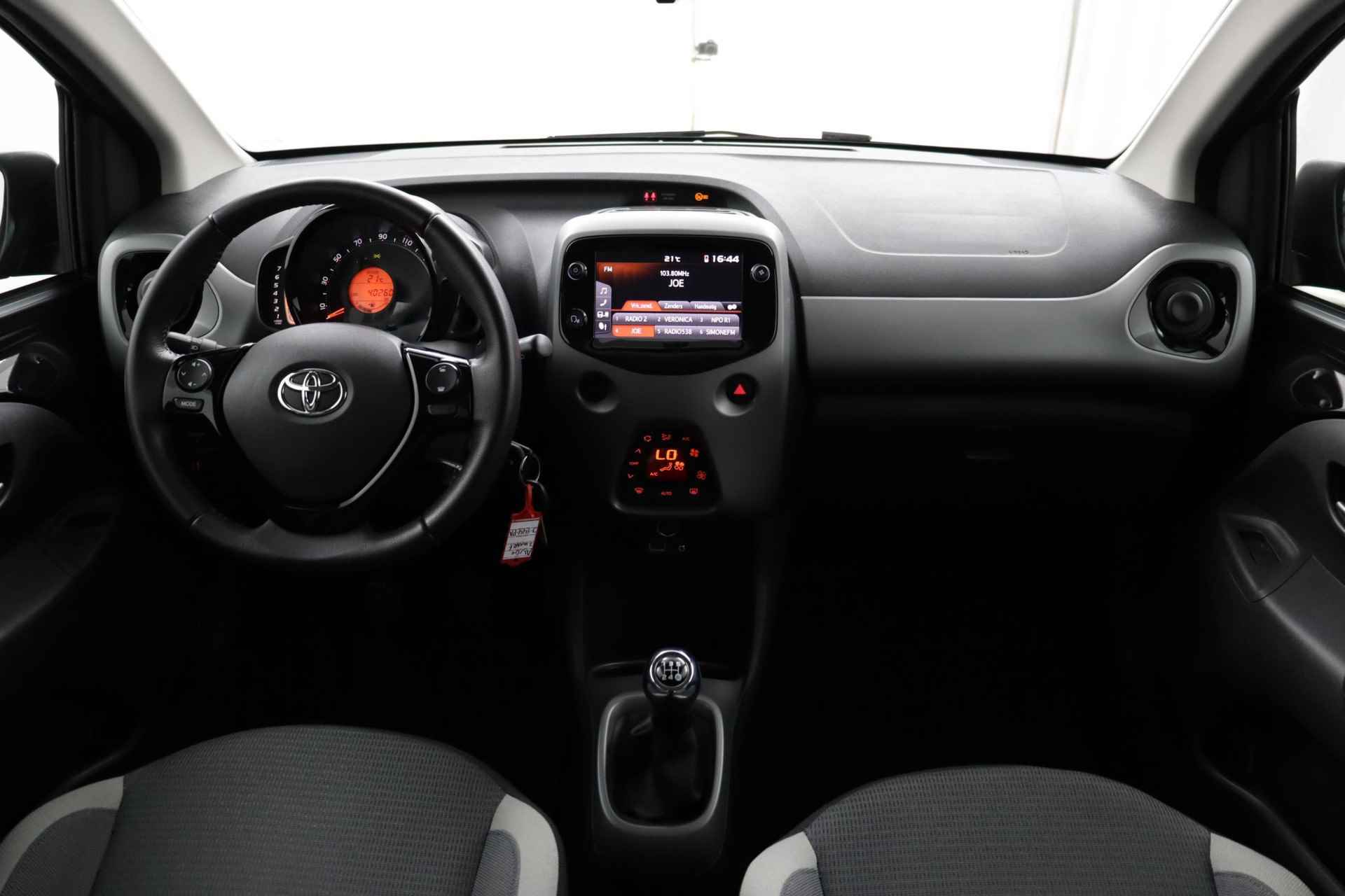 Toyota Aygo 1.0 VVT-i x-joy | Lichtmetalen-Velgen | Parkeercamera | Climate-Control | - 4/46