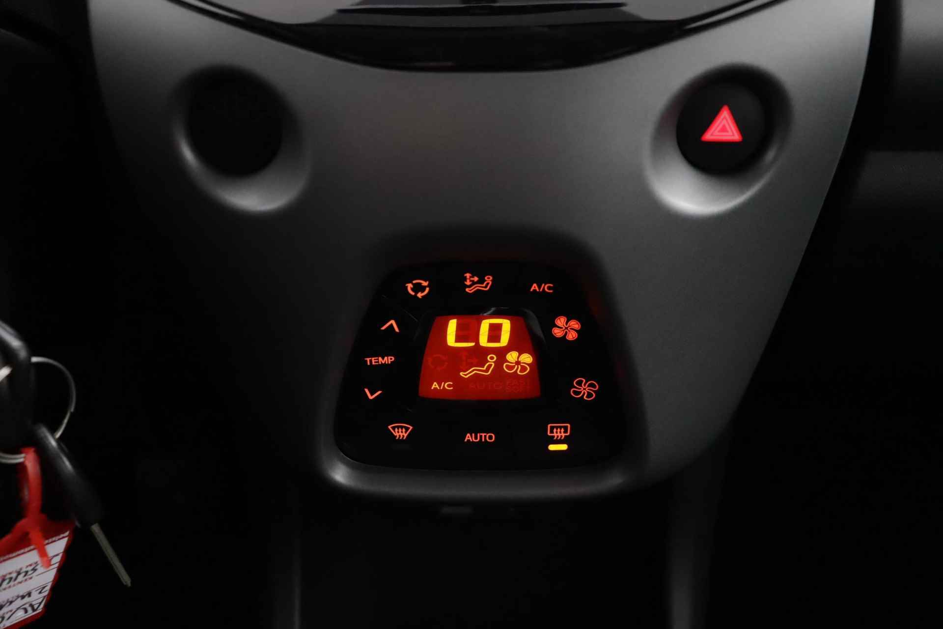Toyota Aygo 1.0 VVT-i x-joy | Lichtmetalen-Velgen | Parkeercamera | Climate-Control | - 7/46