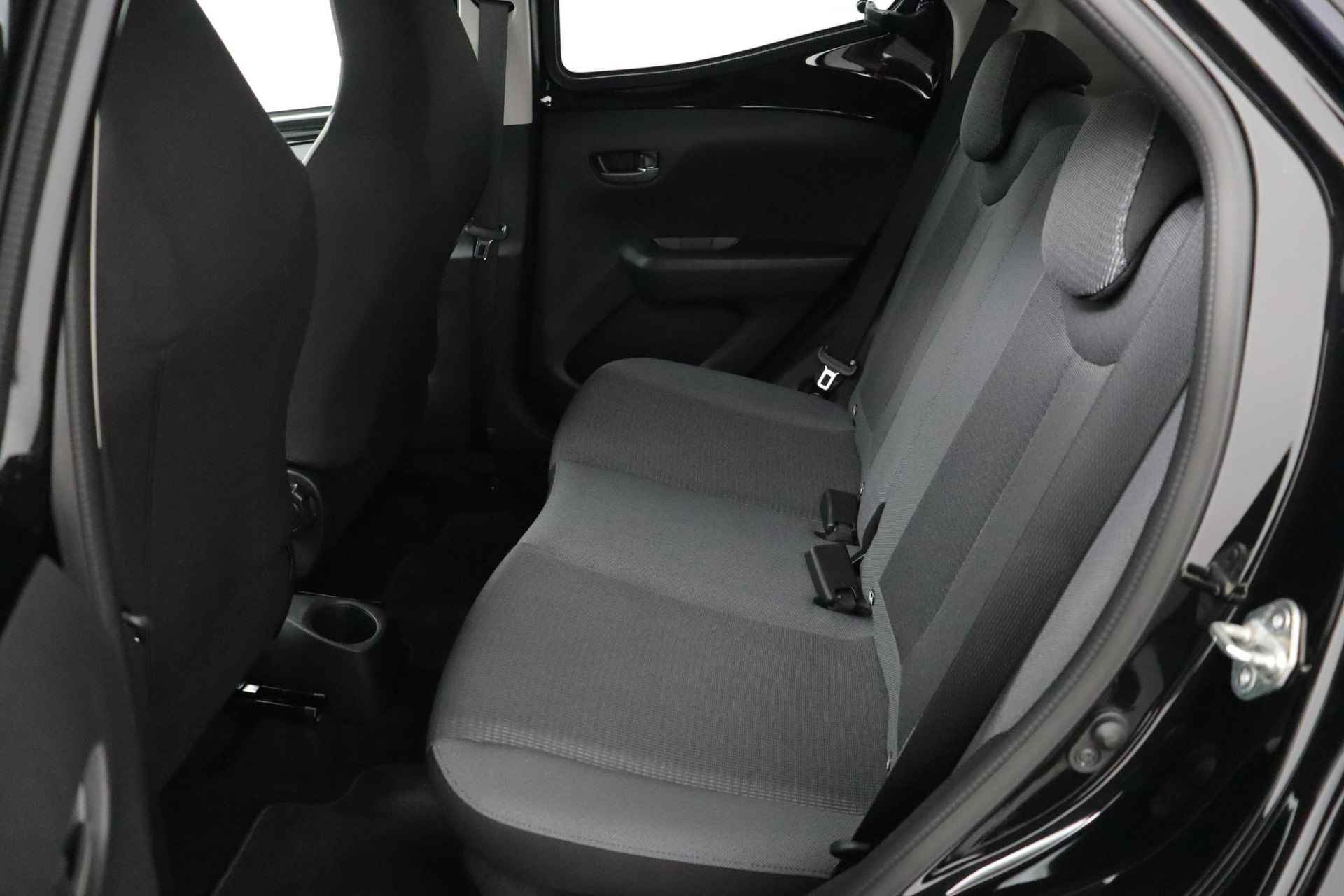 Toyota Aygo 1.0 VVT-i x-joy | Lichtmetalen-Velgen | Parkeercamera | Climate-Control | - 18/46