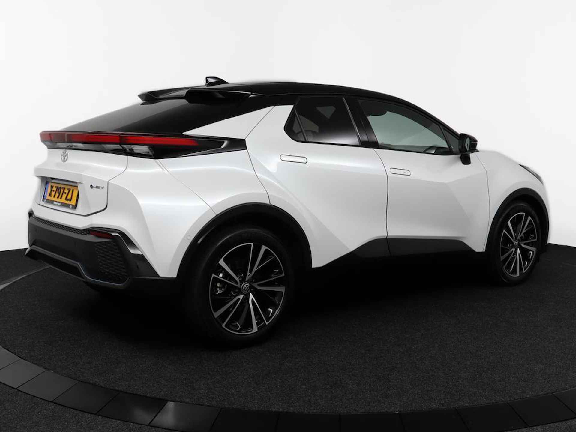 Toyota C-HR 1.8 Hybrid Executive | Draadloos Apple Carplay & Android Auto | Stoelverwarming | Adaptieve cruise control | - 2/72