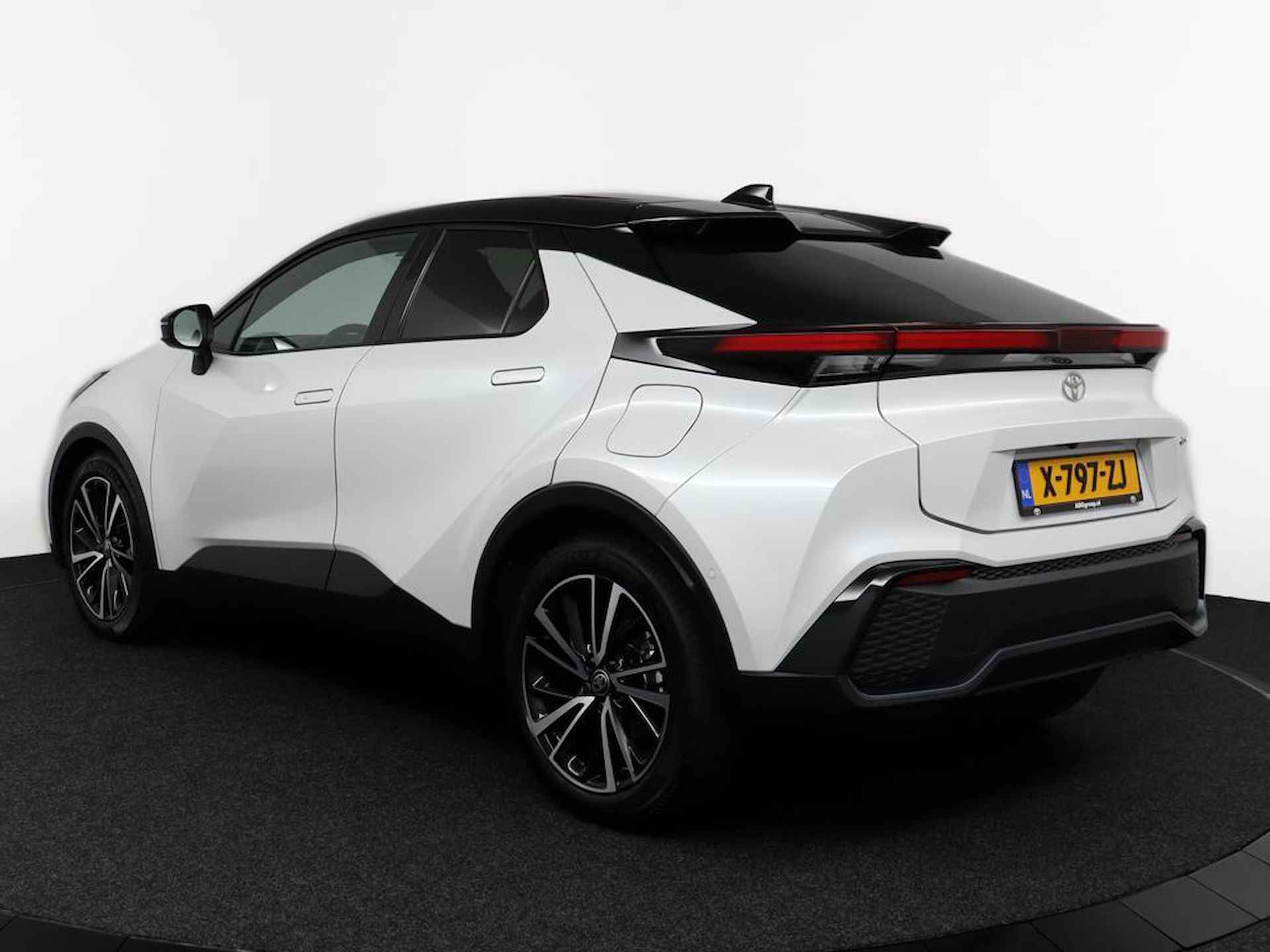 Toyota C-HR 1.8 Hybrid Executive | Draadloos Apple Carplay & Android Auto | Stoelverwarming | Adaptieve cruise control | - 12/72