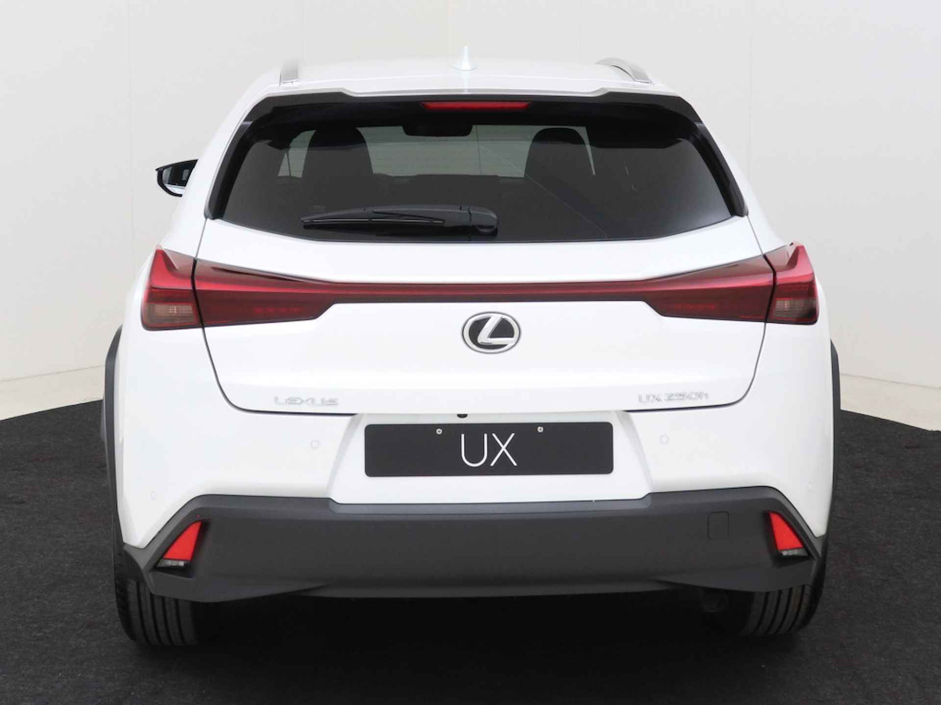 Lexus UX 250h Business Line | Apple Carplay & Android Auto | Parkeersensoren | 18" LM Velgen | - 24/45
