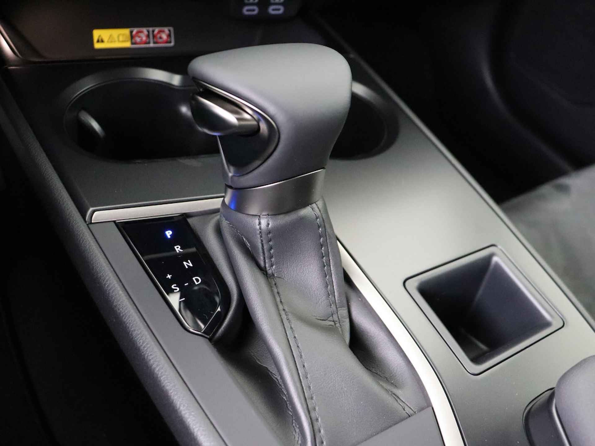 Lexus UX 250h Business Line | Apple Carplay & Android Auto | Parkeersensoren | 18" LM Velgen | - 12/45