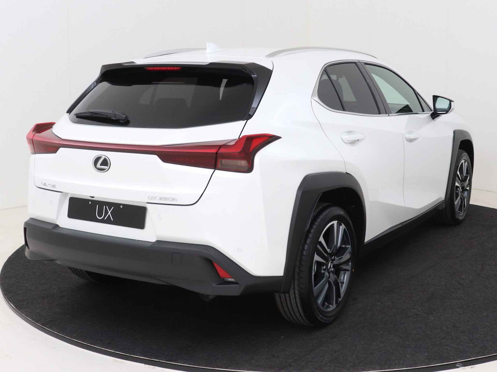 Lexus UX 250h Business Line | Apple Carplay & Android Auto | Parkeersensoren | 18" LM Velgen | - 15/45