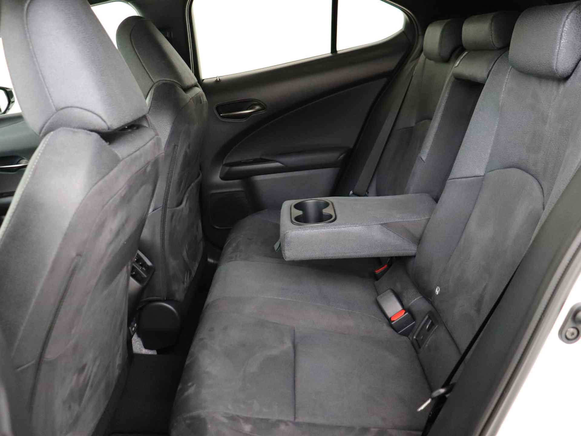 Lexus UX 250h Business Line | Apple Carplay & Android Auto | Parkeersensoren | 18" LM Velgen | - 17/45