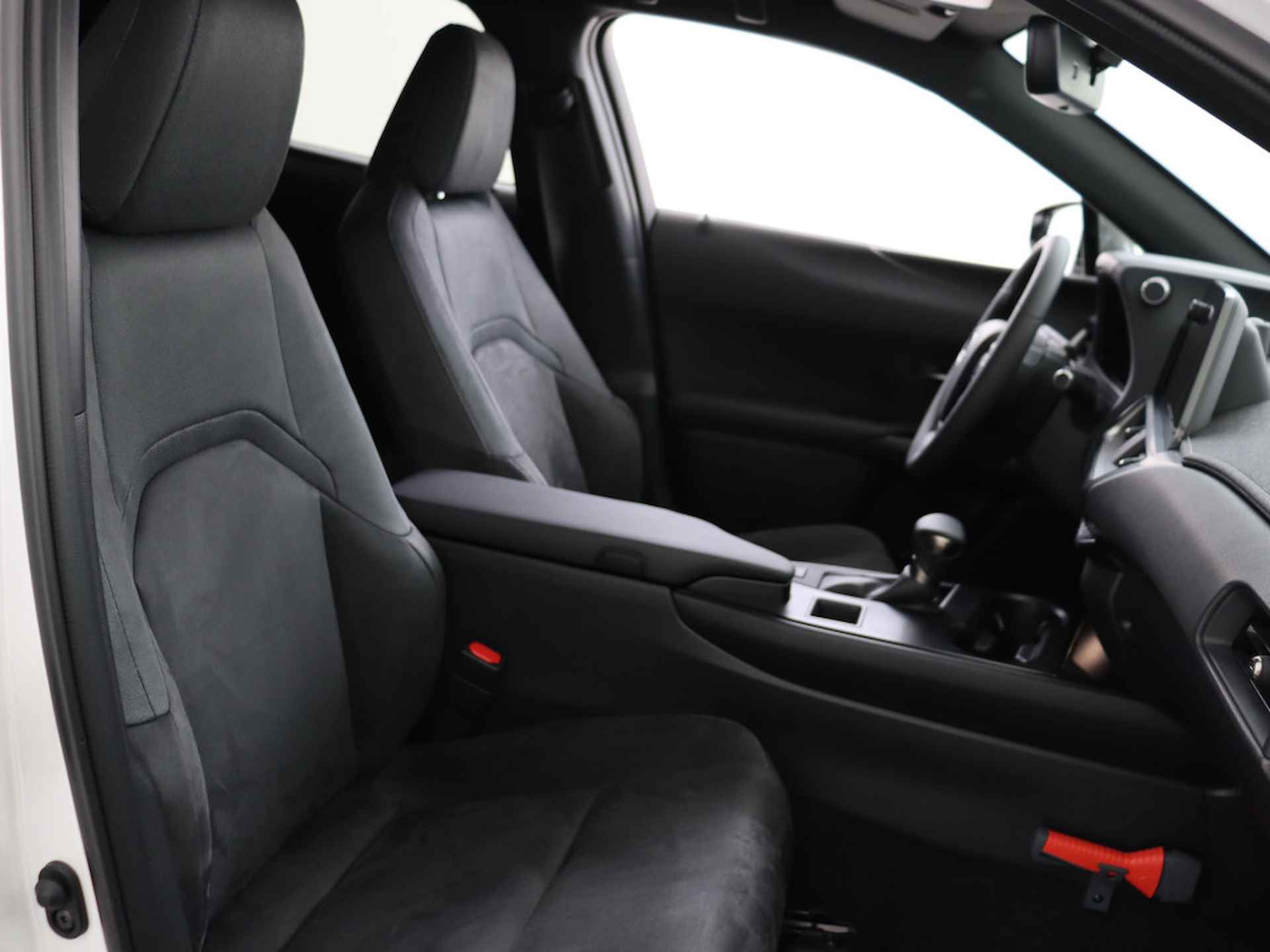 Lexus UX 250h Business Line | Apple Carplay & Android Auto | Parkeersensoren | 18" LM Velgen | - 25/45
