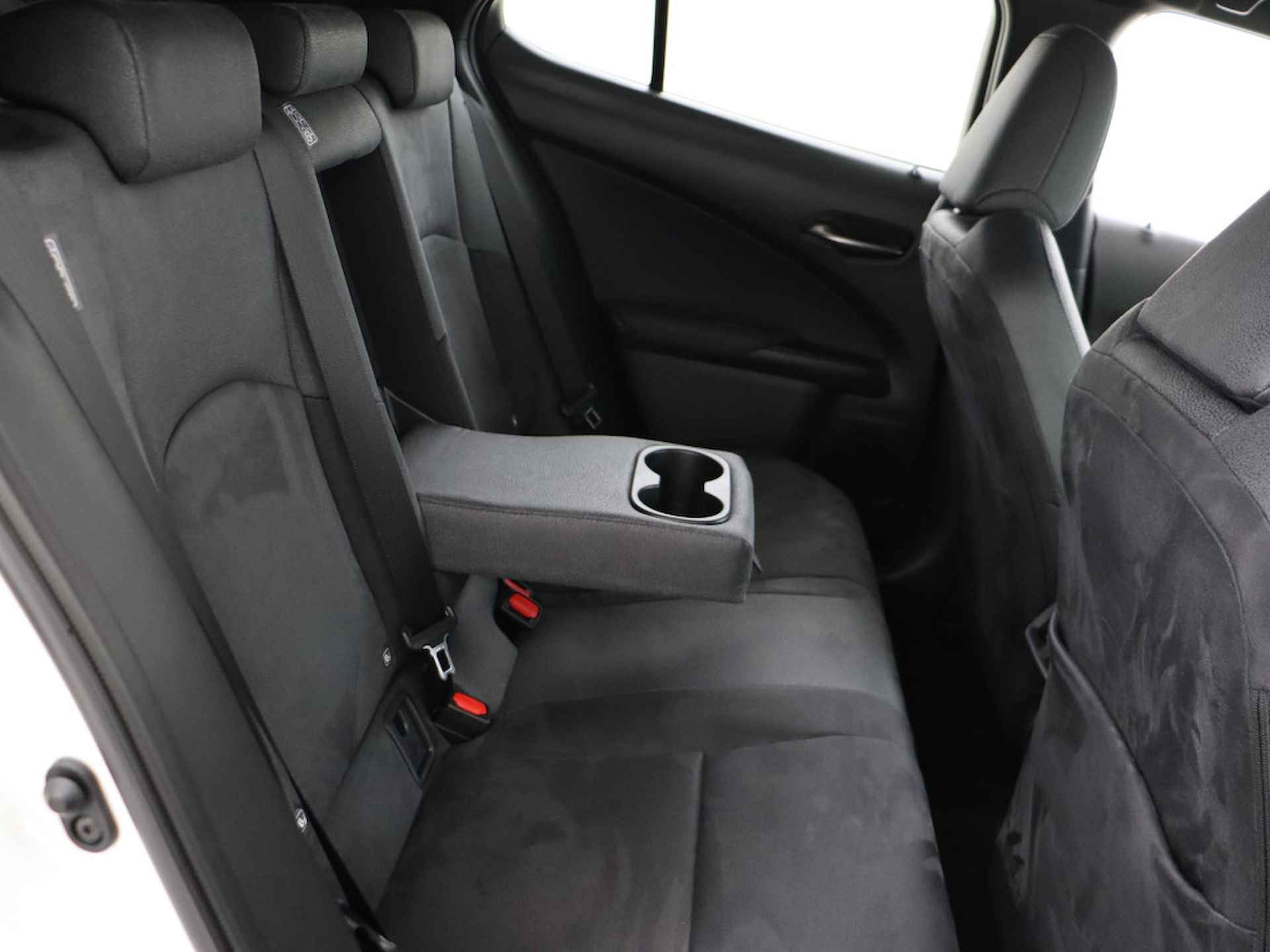 Lexus UX 250h Business Line | Apple Carplay & Android Auto | Parkeersensoren | 18" LM Velgen | - 26/45