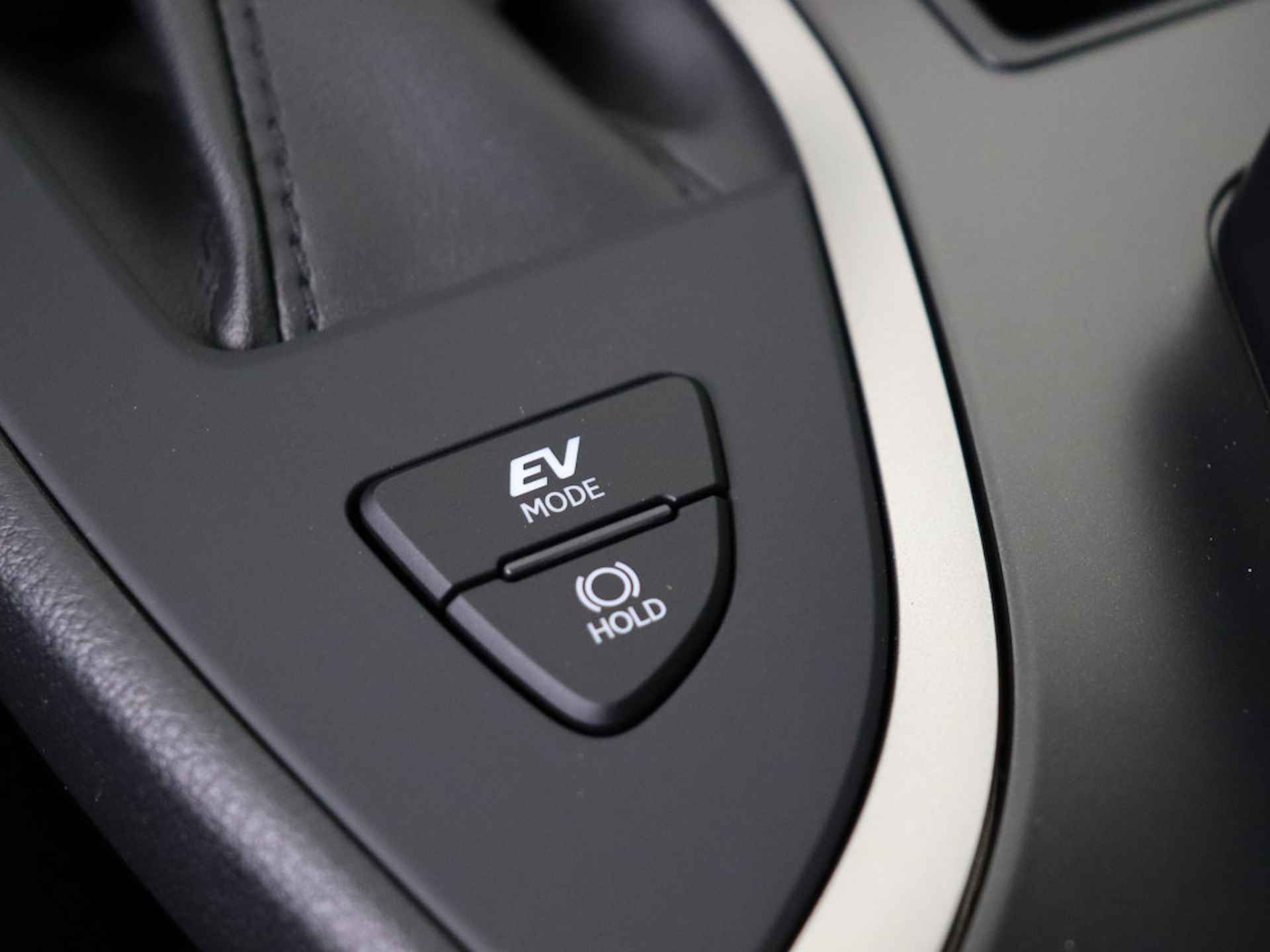 Lexus UX 250h Business Line | Apple Carplay & Android Auto | Parkeersensoren | 18" LM Velgen | - 28/45