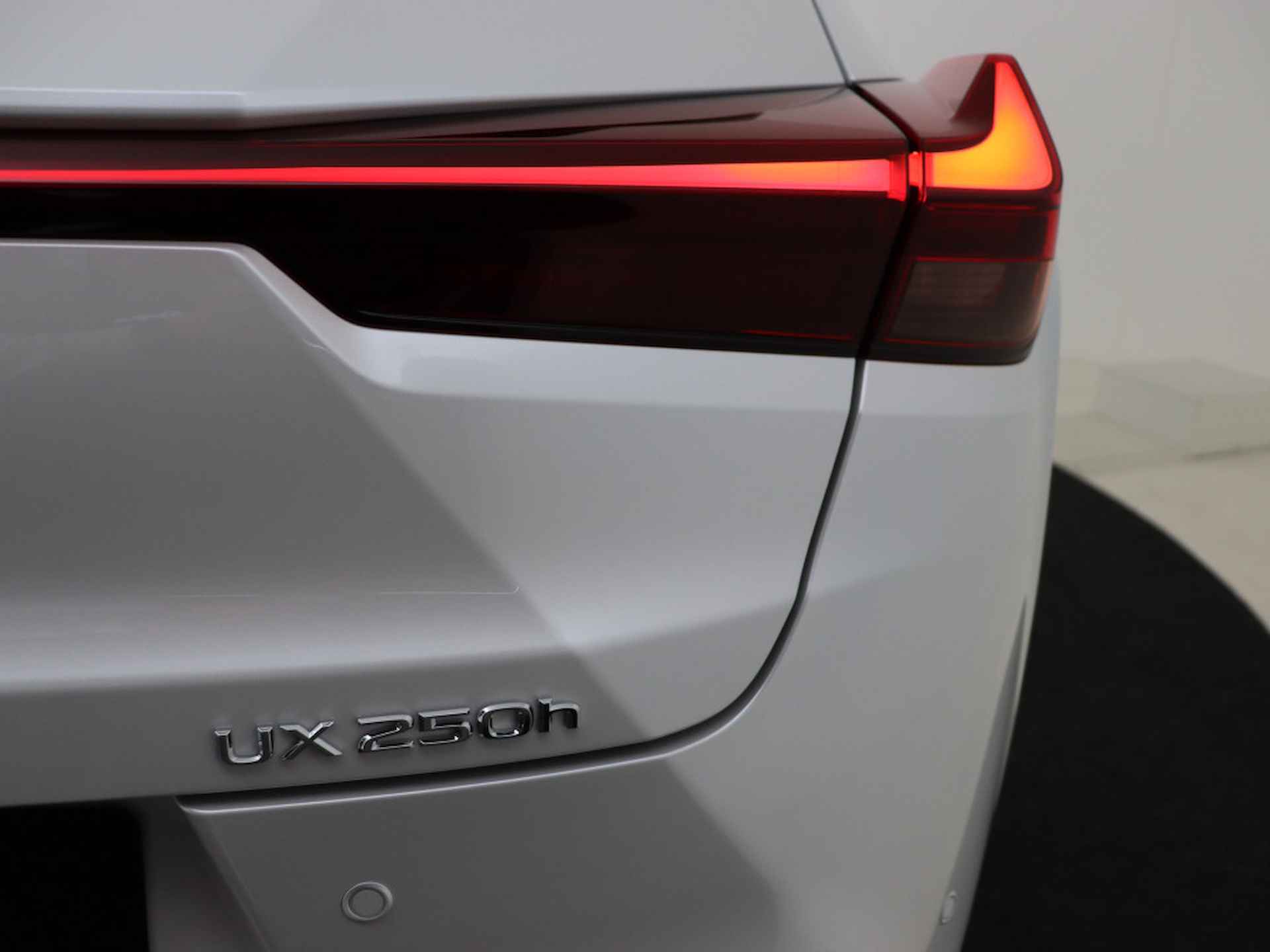 Lexus UX 250h Business Line | Apple Carplay & Android Auto | Parkeersensoren | 18" LM Velgen | - 33/45