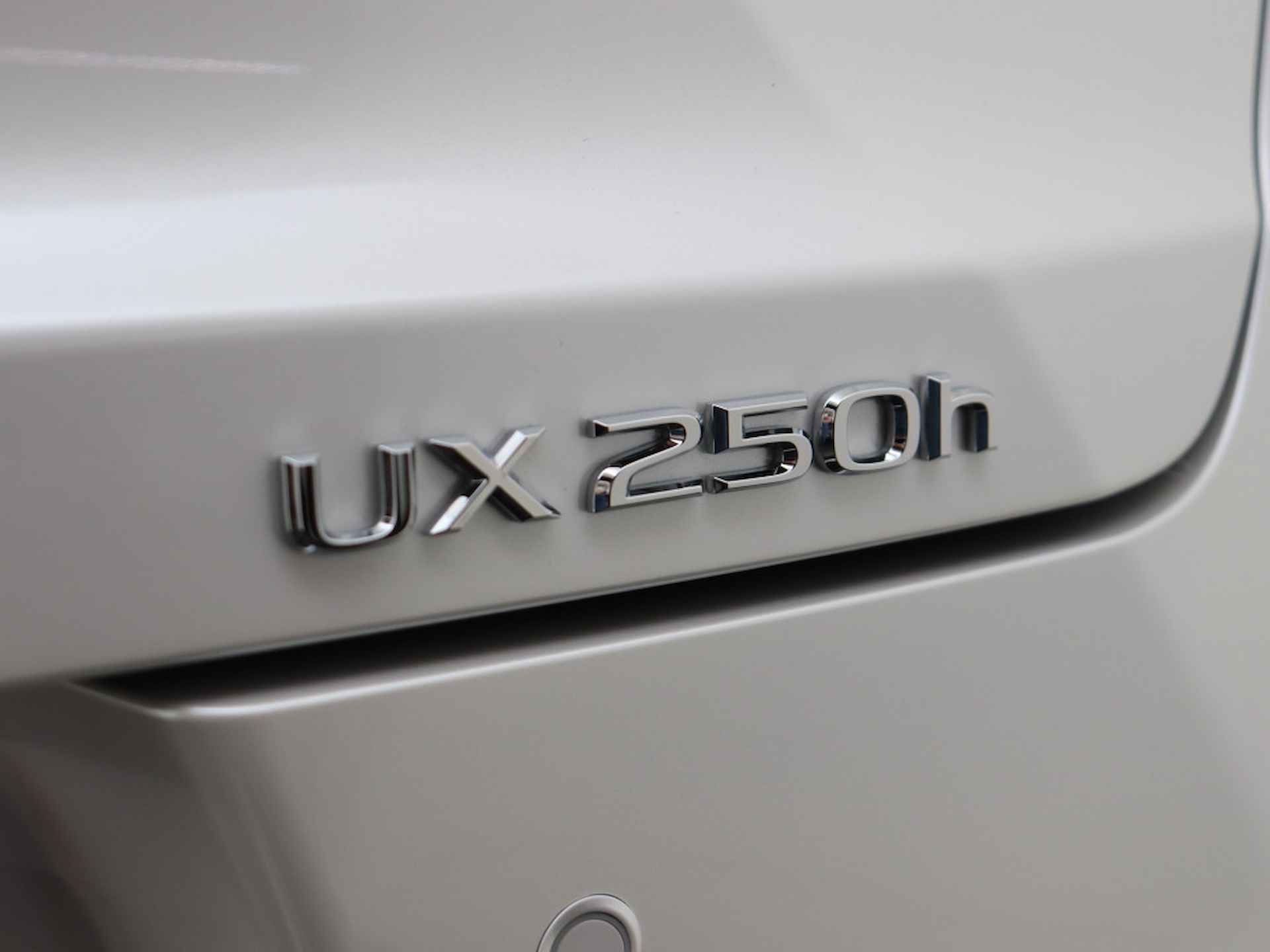 Lexus UX 250h Business Line | Apple Carplay & Android Auto | Parkeersensoren | 18" LM Velgen | - 34/45
