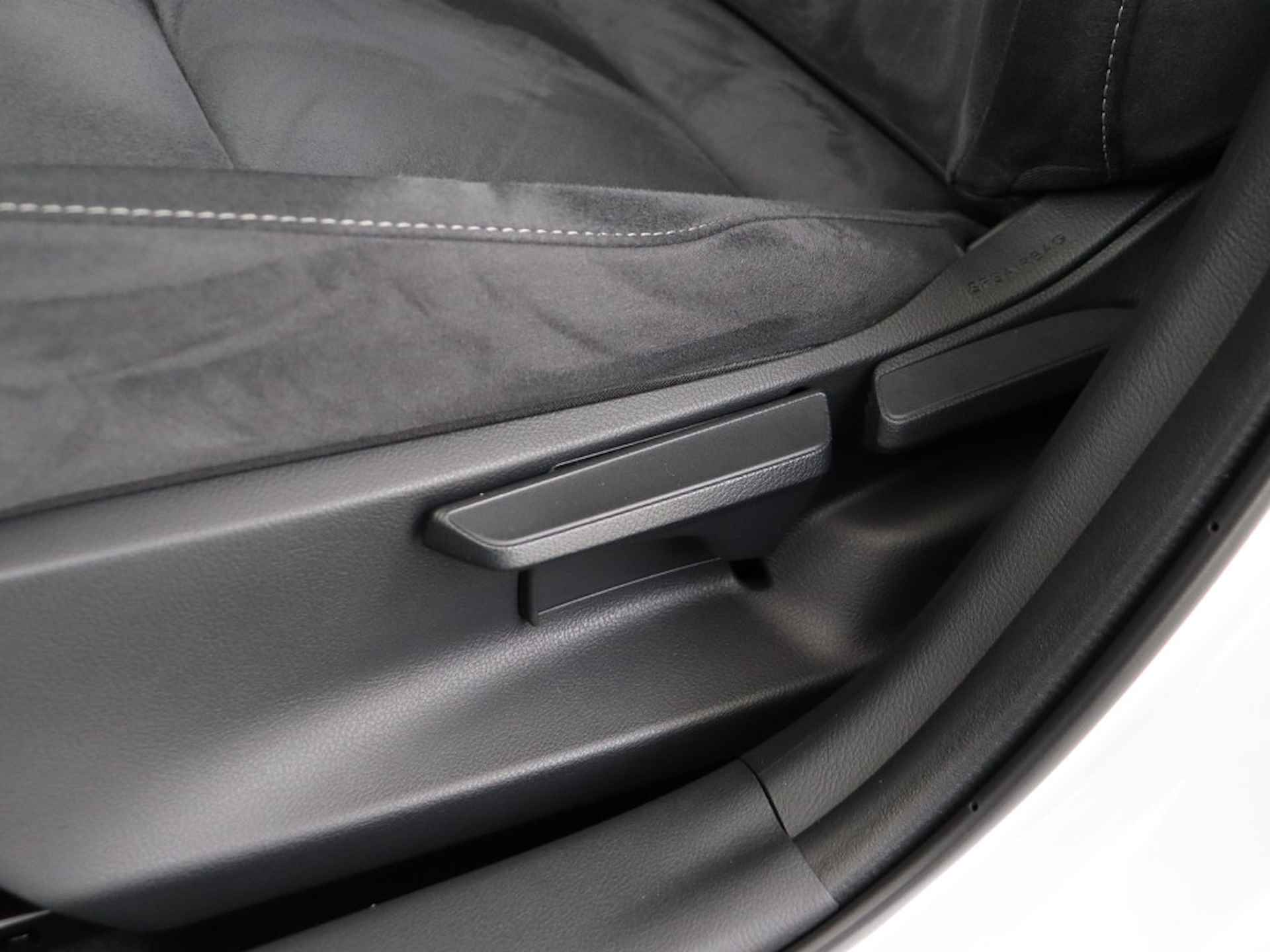 Lexus UX 250h Business Line | Apple Carplay & Android Auto | Parkeersensoren | 18" LM Velgen | - 35/45