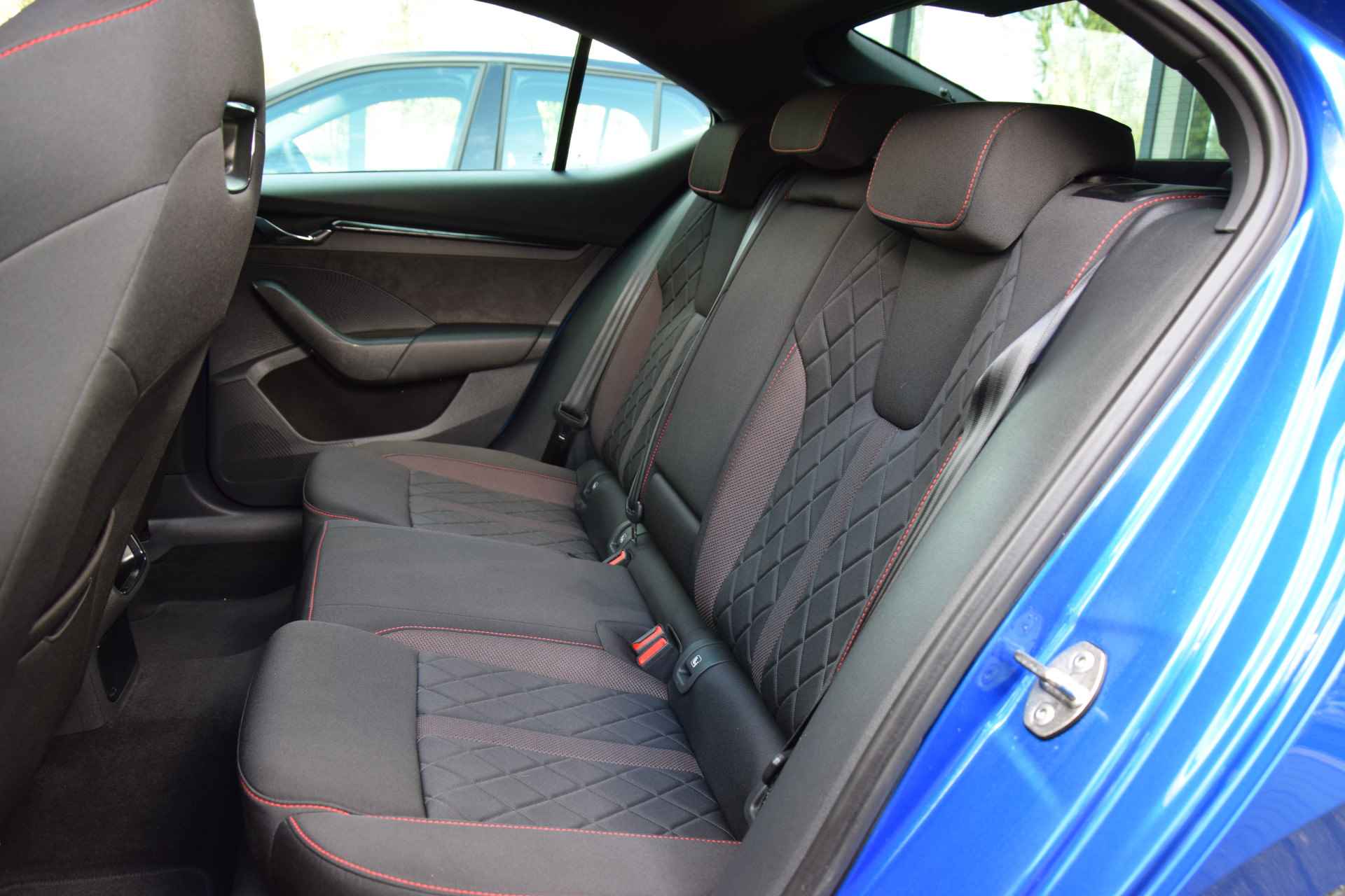 Škoda Octavia RS 2.0 245PK Handgeschakeld | BOVAG Garantie | Trekhaak (wegklapbaar) | Virtual Dashboard | Full LED | 19'' Velgen | Stoelverwarming | Cruise Control | Elektrische Kofferklep | Kessy | - 8/49