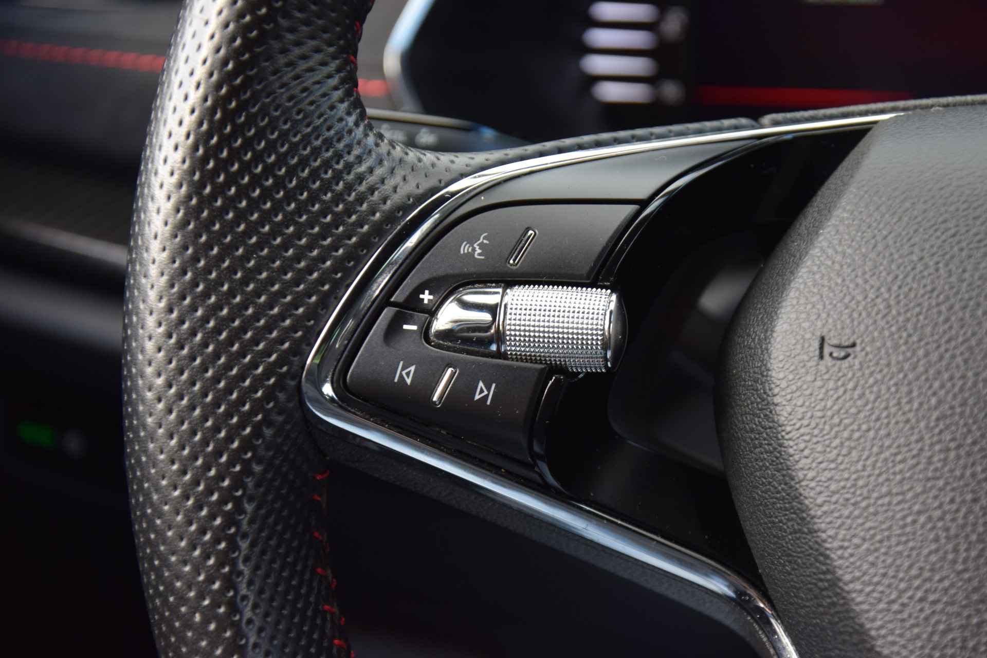 Škoda Octavia RS 2.0 245PK Handgeschakeld | BOVAG Garantie | Trekhaak (wegklapbaar) | Virtual Dashboard | Full LED | 19'' Velgen | Stoelverwarming | Cruise Control | Elektrische Kofferklep | Kessy | - 27/49