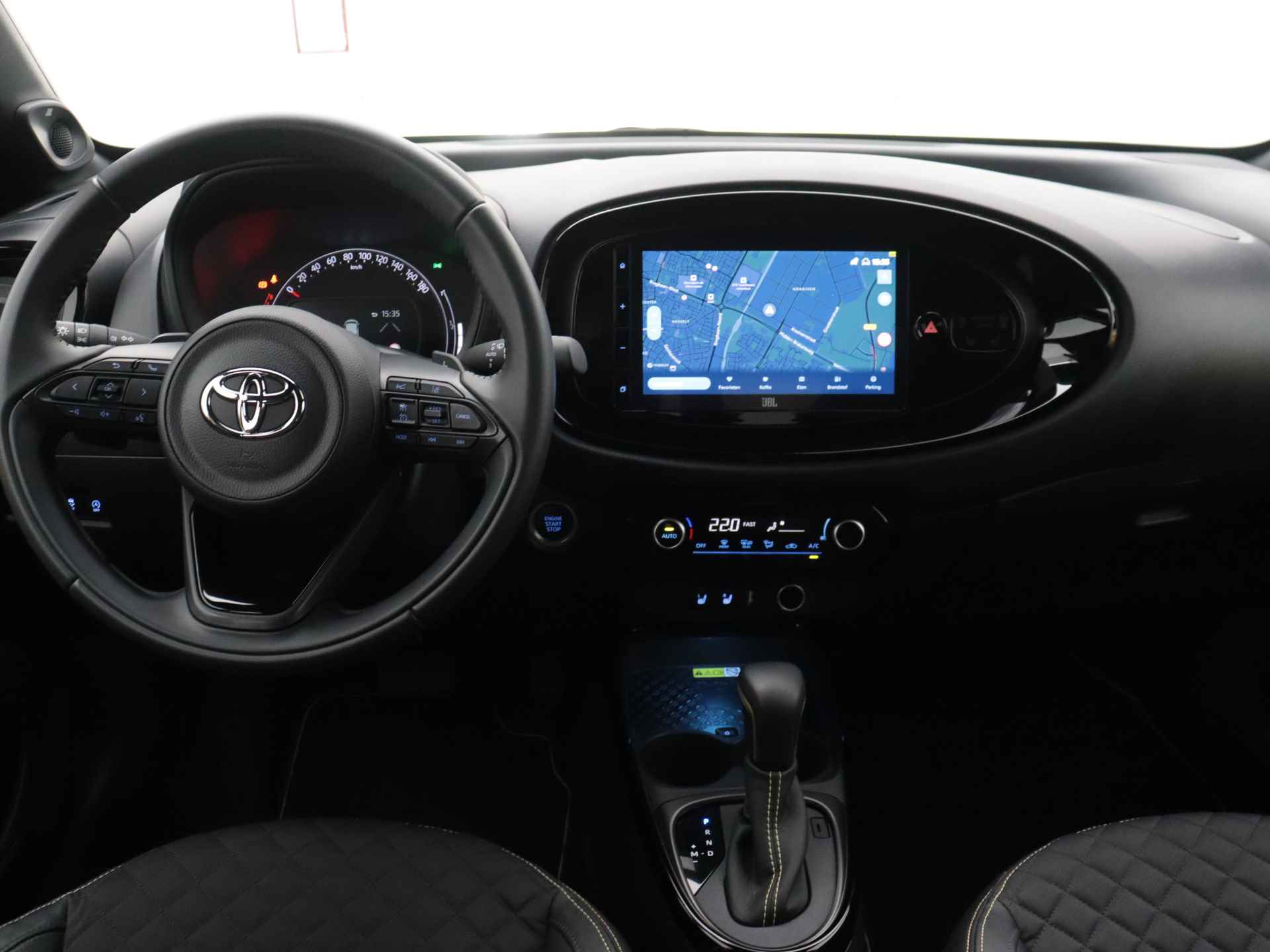 Toyota Aygo X 1.0 VVT-i S-CVT Premium | Navigatie | Camera | Climate Control  | Stoelverwarming | Trekhaak | Parkeersensoren | JBL | - 6/46