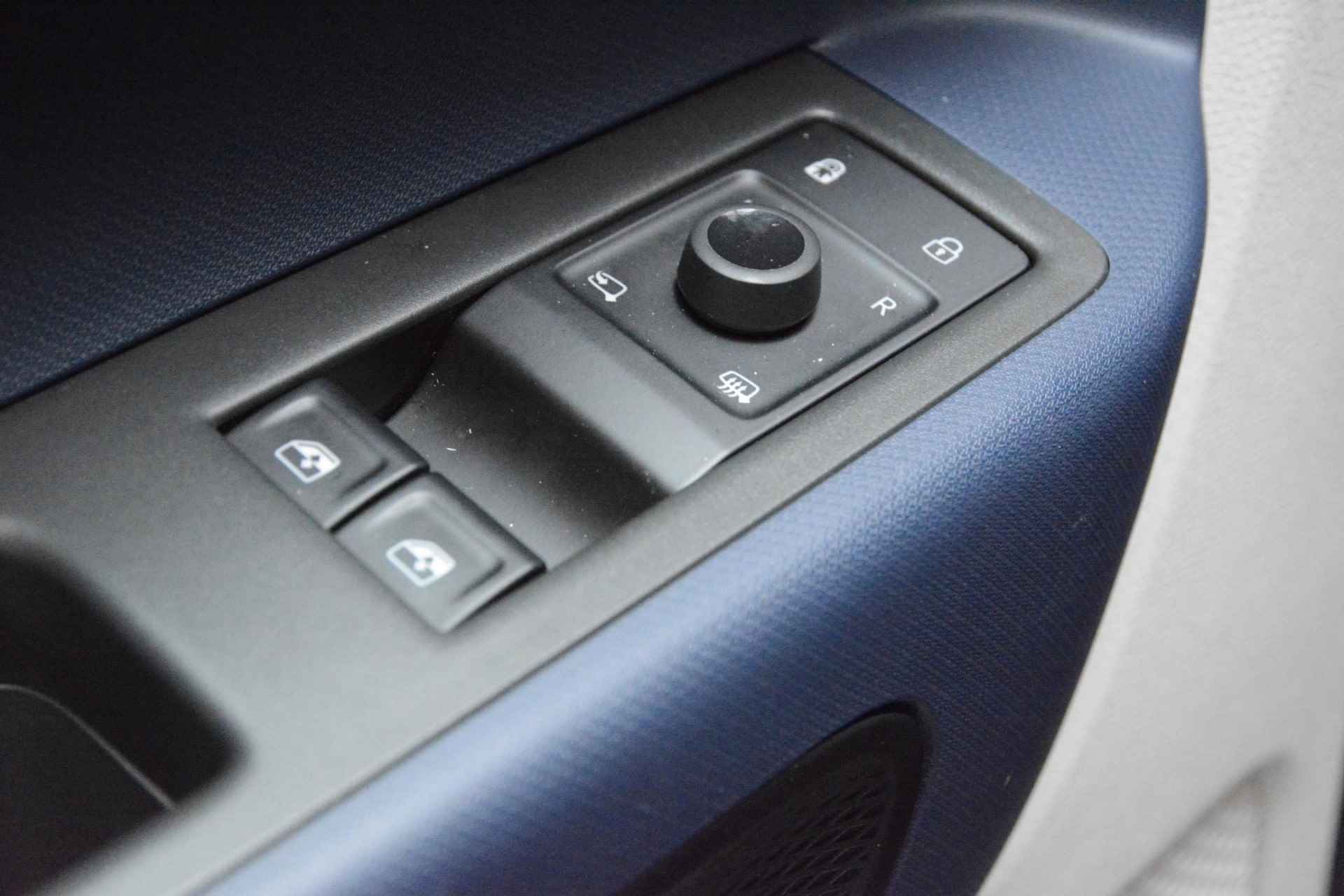 Volkswagen ID. Buzz 1st Max 77kWh 204 PK | Automaat | Navigatie | LED Matrix | Trekhaak | Apple carplay | Android auto | Parkeersensoren | Camera | Stoelverwarming | - 19/28