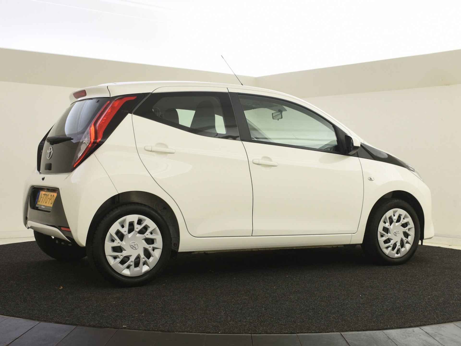 Toyota Aygo 1.0 VVT-i x-play Automaat | Camera - 3/33