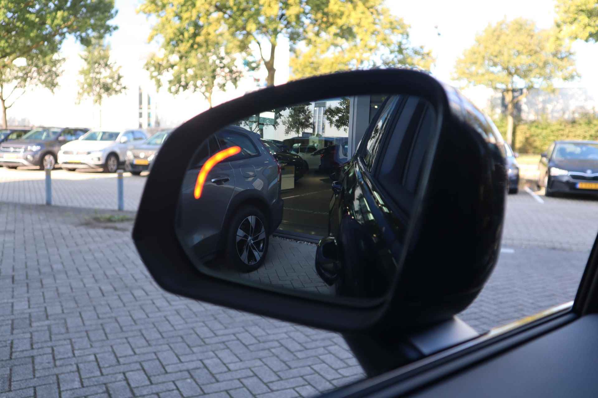 Volvo XC40 2.0 B4 Plus Black Edition | Panoramadak | Pixel led matrix koplampen | Harman Kardon| - 11/42