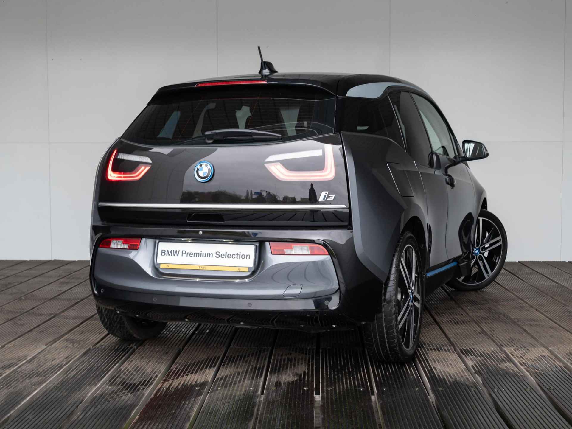 BMW i3 120Ah Executive Edition | Achteruitrijcamera | 20 inch | Stoelverwarming | Navigatiesysteem Professional - 2/34