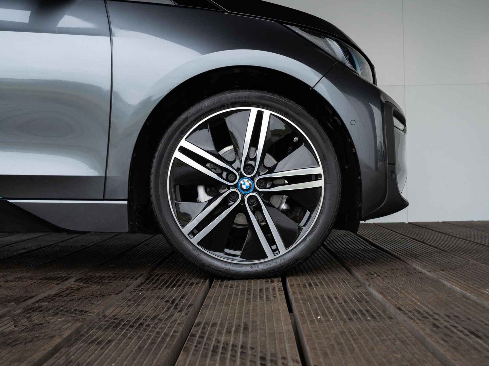 BMW i3 120Ah Executive Edition | Achteruitrijcamera | 20 inch | Stoelverwarming | Navigatiesysteem Professional - 6/34