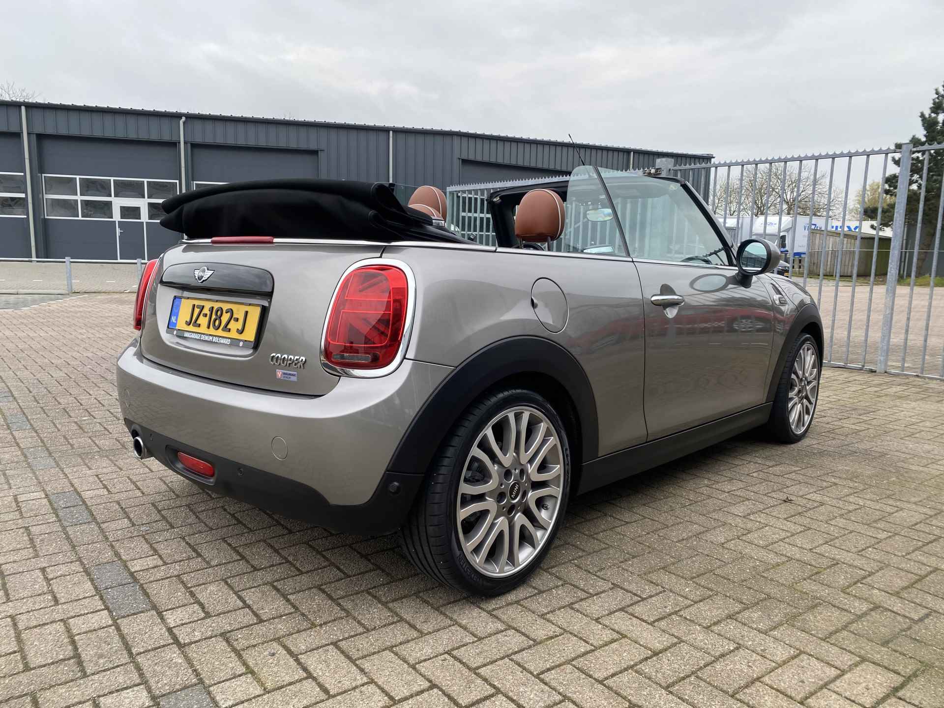 MINI Cabrio 1.5 Cooper Chili Serious Business Luxe leder, Navigatie, PDC, Nieuwstaat..!! - 10/25