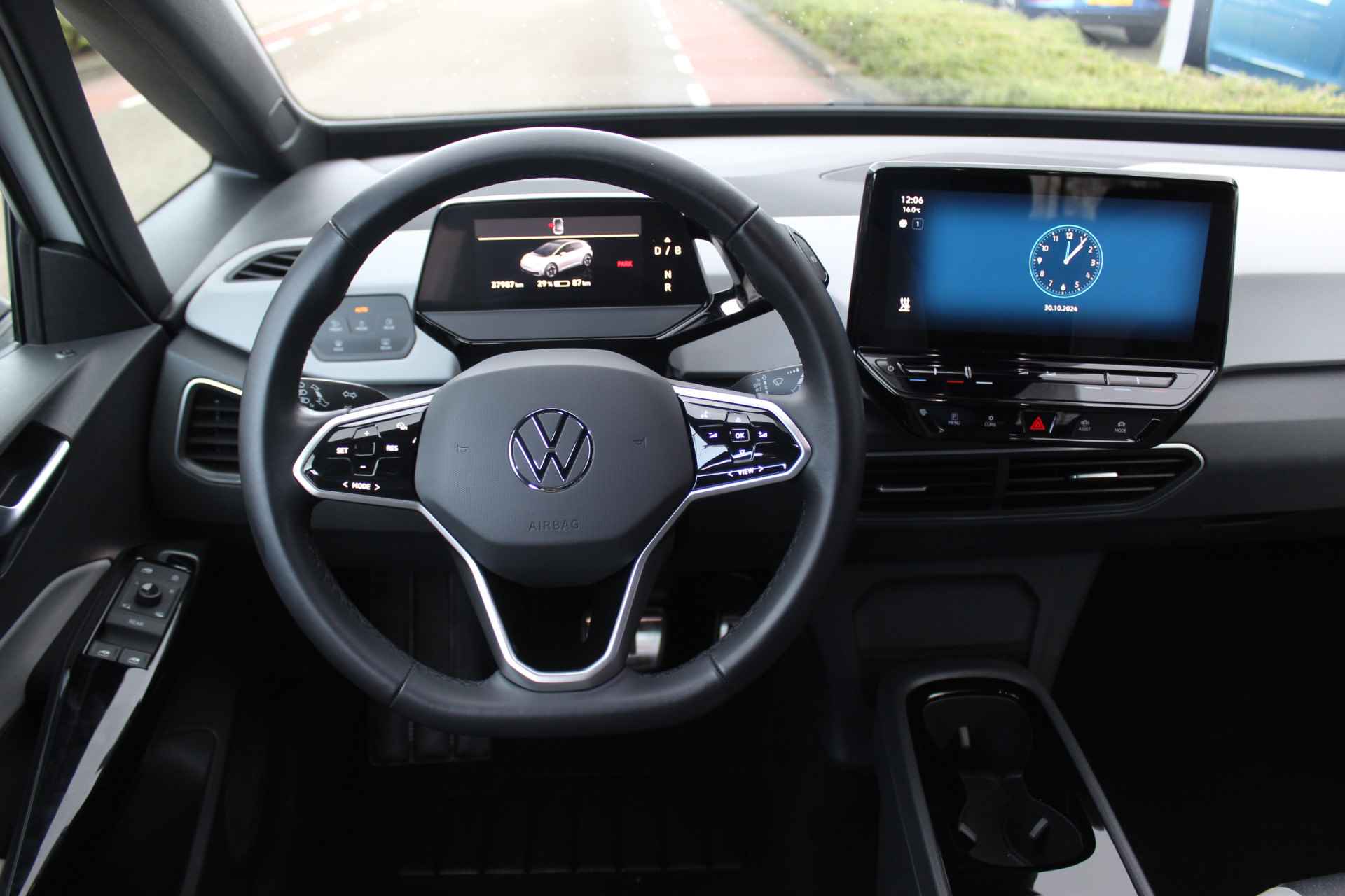 Volkswagen ID.3 First Plus 58 kWh 204pk / 19" LMV / Matrix LED / Camera / Navigatie / APP.Connect / Stuur & Stoelverwarming / - 11/38