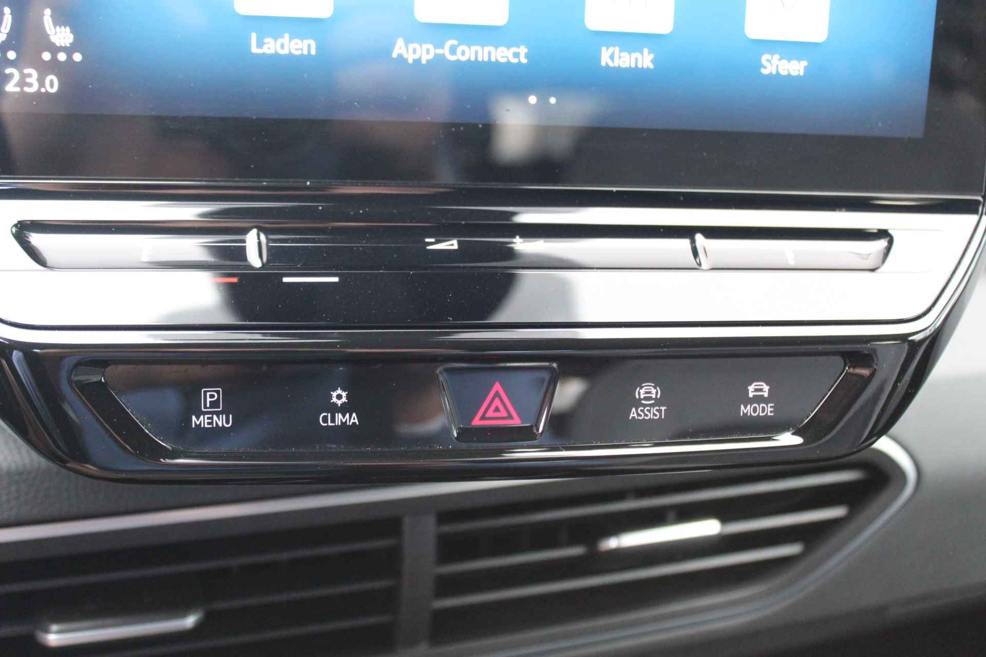 Volkswagen ID.3 First Plus 58 kWh 204pk / 19" LMV / Matrix LED / Camera / Navigatie / APP.Connect / Stuur & Stoelverwarming / - 28/38