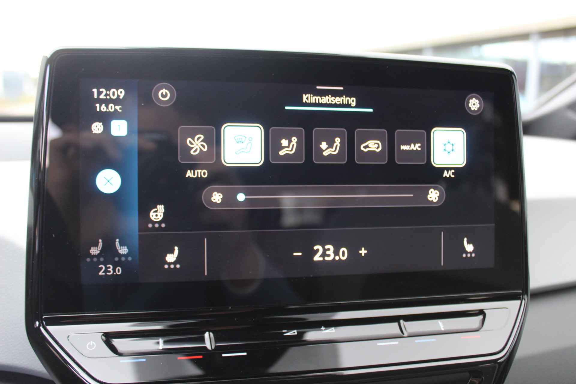 Volkswagen ID.3 First Plus 58 kWh 204pk / 19" LMV / Matrix LED / Camera / Navigatie / APP.Connect / Stuur & Stoelverwarming / - 31/38