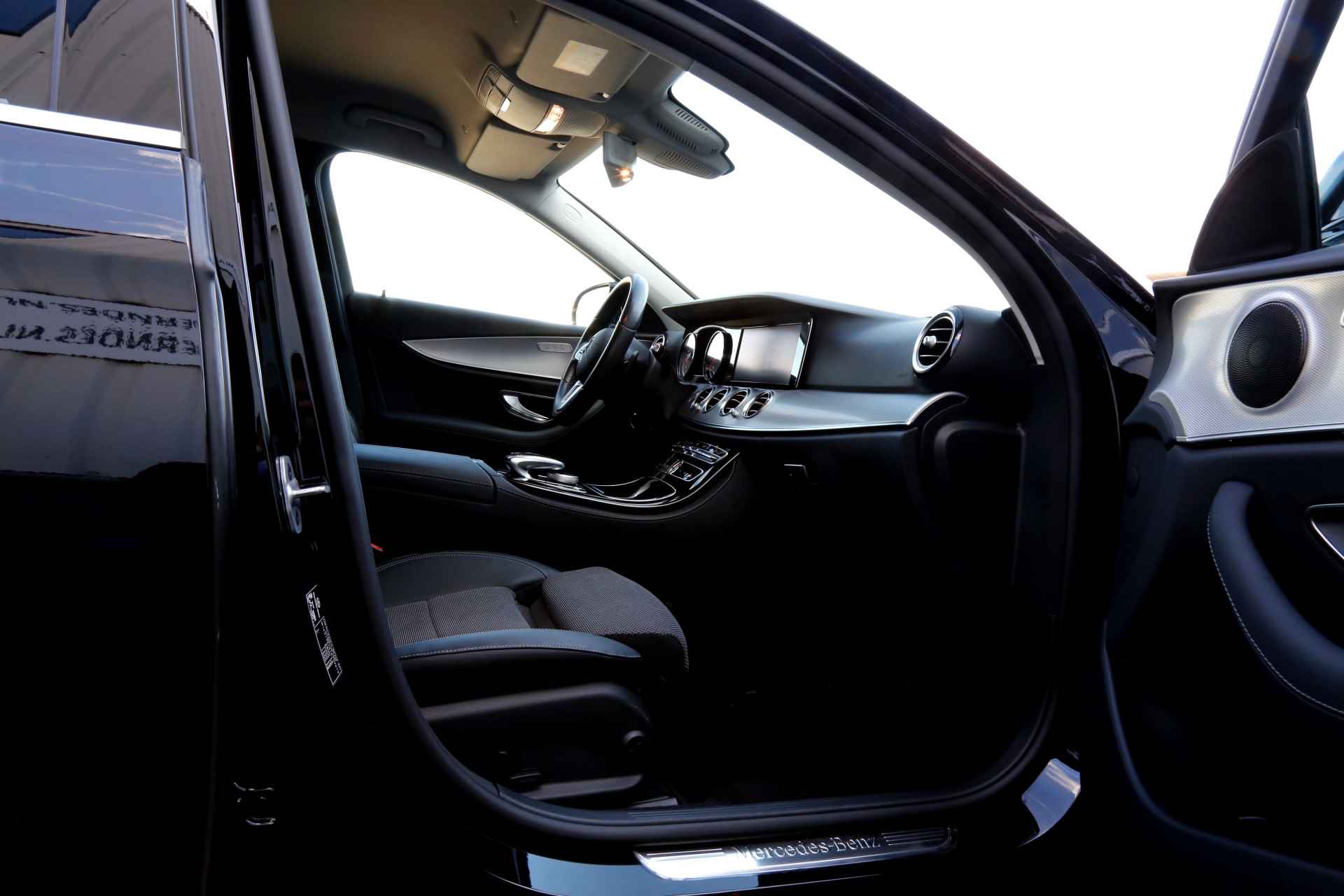 Mercedes-Benz E-Klasse Estate 300 de Premium Plus Plug in Hybride 9-G Aut.*BTW*Perfect Onderh.*Elek. Trekhaak/Half Leder/Stoelverw./Head-Up/ACC/Xenon/L - 25/68