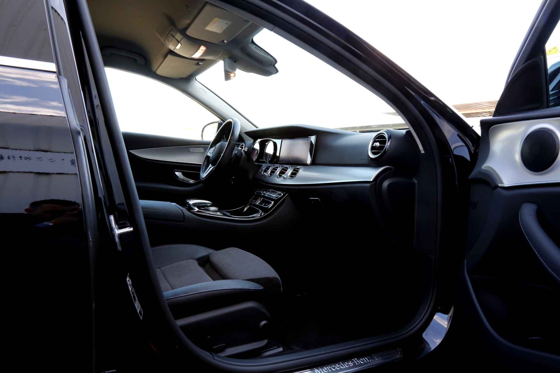 Mercedes-Benz E-Klasse Estate 300 de Premium Plus Plug in Hybride 9-G Aut.*BTW*Perfect Onderh.*Elek. Trekhaak/Half Leder/Stoelverw./Head-Up/ACC/Xenon/L - 29/68