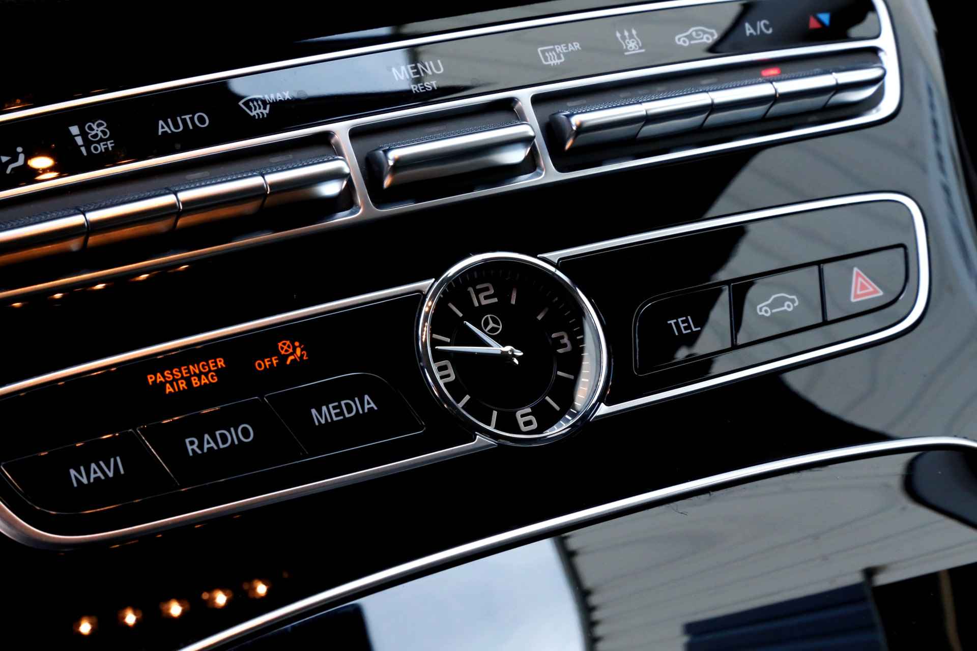 Mercedes-Benz E-Klasse Estate 300 de Premium Plus Plug in Hybride 9-G Aut.*BTW*Perfect Onderh.*Elek. Trekhaak/Half Leder/Stoelverw./Head-Up/ACC/Xenon/L - 49/68