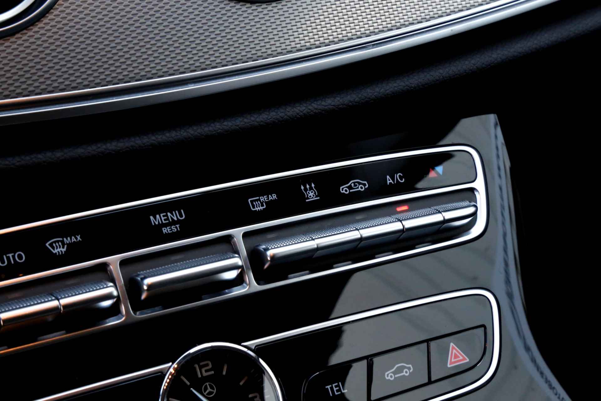 Mercedes-Benz E-Klasse Estate 300 de Premium Plus Plug in Hybride 9-G Aut.*BTW*Perfect Onderh.*Elek. Trekhaak/Half Leder/Stoelverw./Head-Up/ACC/Xenon/L - 50/68
