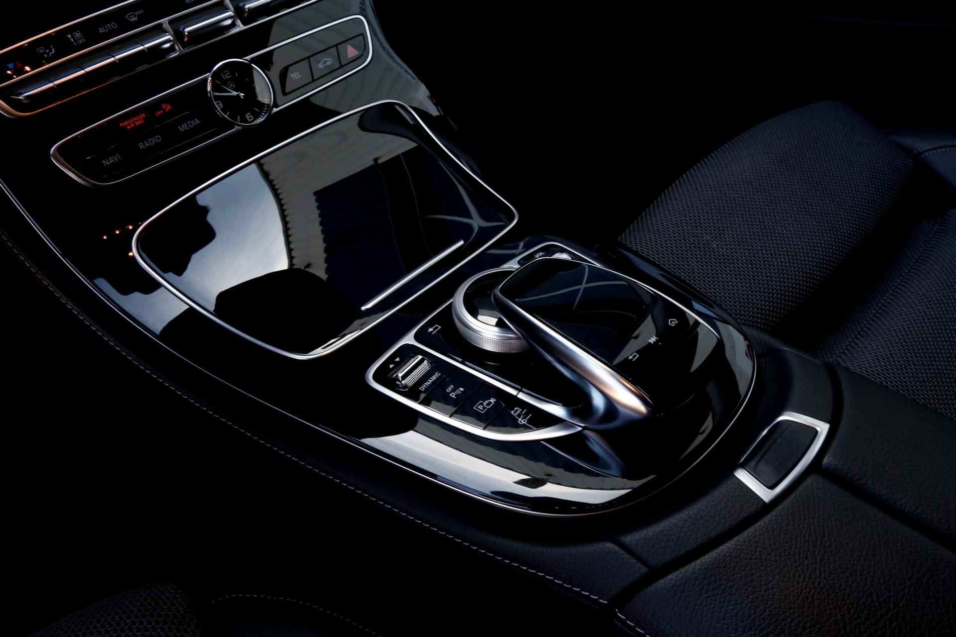Mercedes-Benz E-Klasse Estate 300 de Premium Plus Plug in Hybride 9-G Aut.*BTW*Perfect Onderh.*Elek. Trekhaak/Half Leder/Stoelverw./Head-Up/ACC/Xenon/L - 51/68