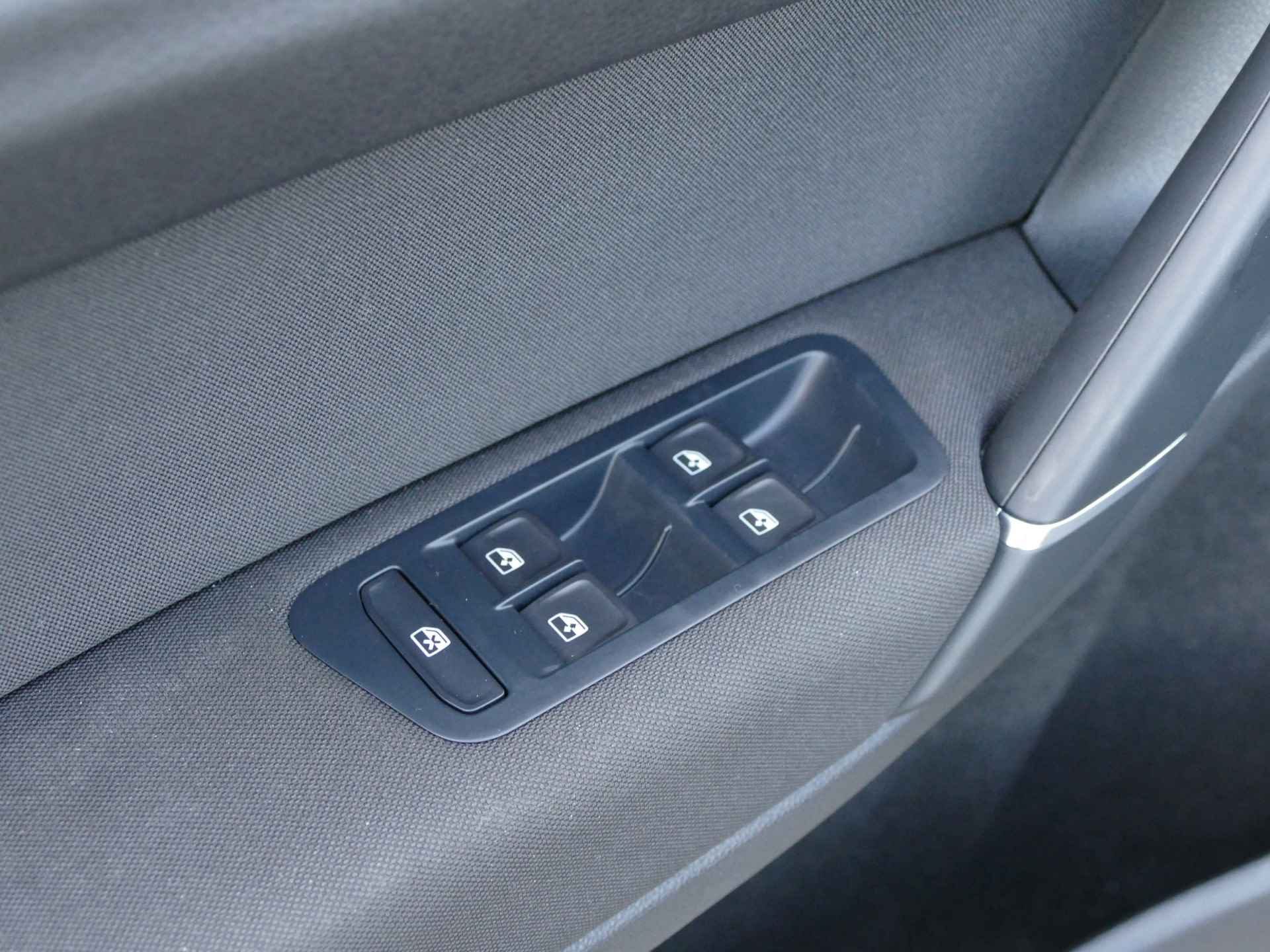 Volkswagen Golf Sportsvan 1.5 TSI AUTOMAAT | Apple carplay/Android auto | verwarmde stoelen | adaptieve cruise control - 32/50