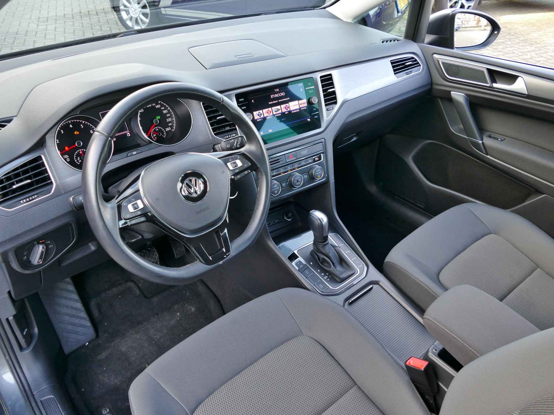 Volkswagen Golf Sportsvan 1.5 TSI AUTOMAAT | Apple carplay/Android auto | verwarmde stoelen | adaptieve cruise control - 33/50
