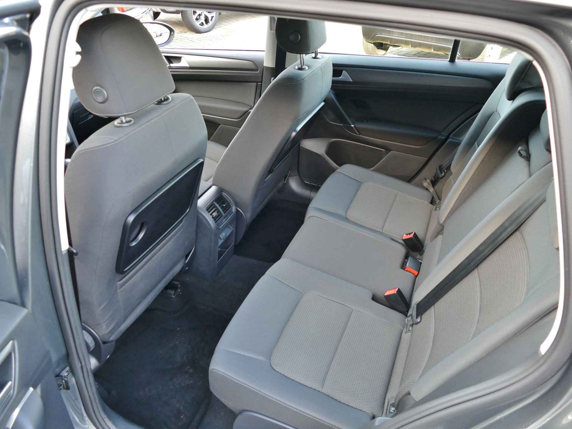 Volkswagen Golf Sportsvan 1.5 TSI AUTOMAAT | Apple carplay/Android auto | verwarmde stoelen | adaptieve cruise control - 35/50