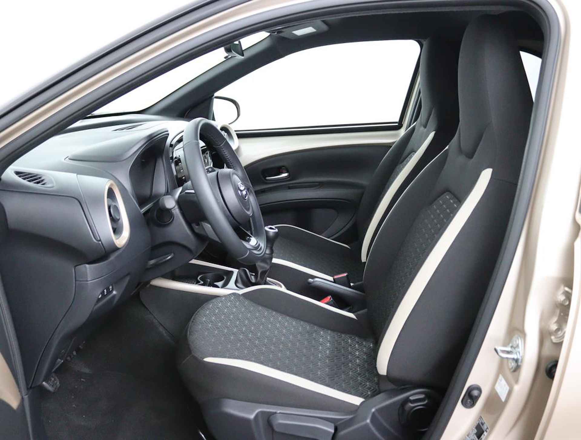 Toyota Aygo X 1.0 VVT-i MT Pulse Limited | 10 Jaar Garantie | Stoelverwarming | Apple Carplay & Android Auto | Achteruitrijcamera | Airco | DAB | - 9/45
