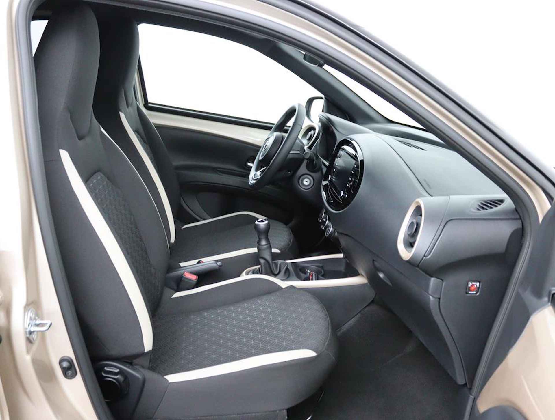 Toyota Aygo X 1.0 VVT-i MT Pulse Limited | 10 Jaar Garantie | Stoelverwarming | Apple Carplay & Android Auto | Achteruitrijcamera | Airco | DAB | - 11/45