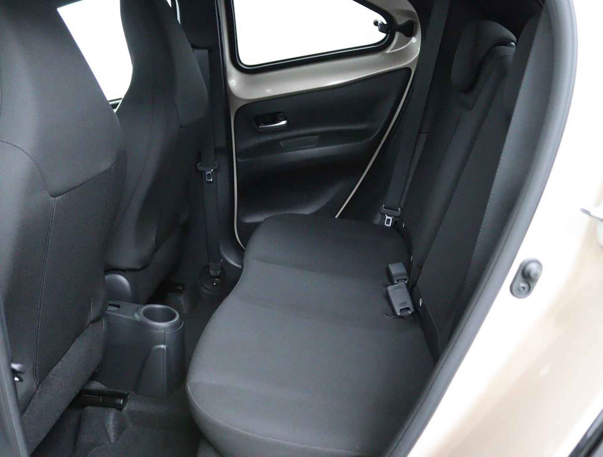 Toyota Aygo X 1.0 VVT-i MT Pulse Limited | 10 Jaar Garantie | Stoelverwarming | Apple Carplay & Android Auto | Achteruitrijcamera | Airco | DAB | - 12/45
