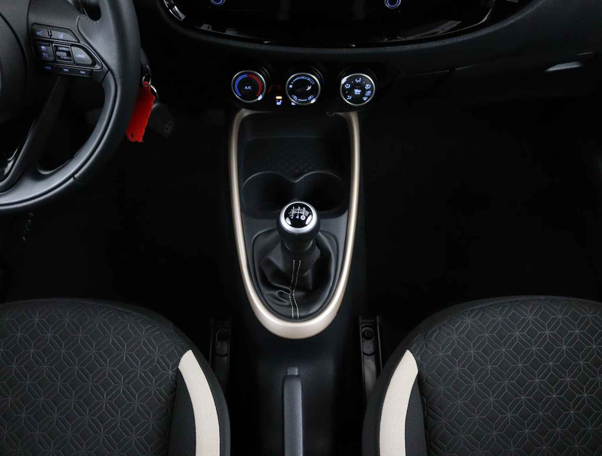Toyota Aygo X 1.0 VVT-i MT Pulse Limited | 10 Jaar Garantie | Stoelverwarming | Apple Carplay & Android Auto | Achteruitrijcamera | Airco | DAB | - 26/45