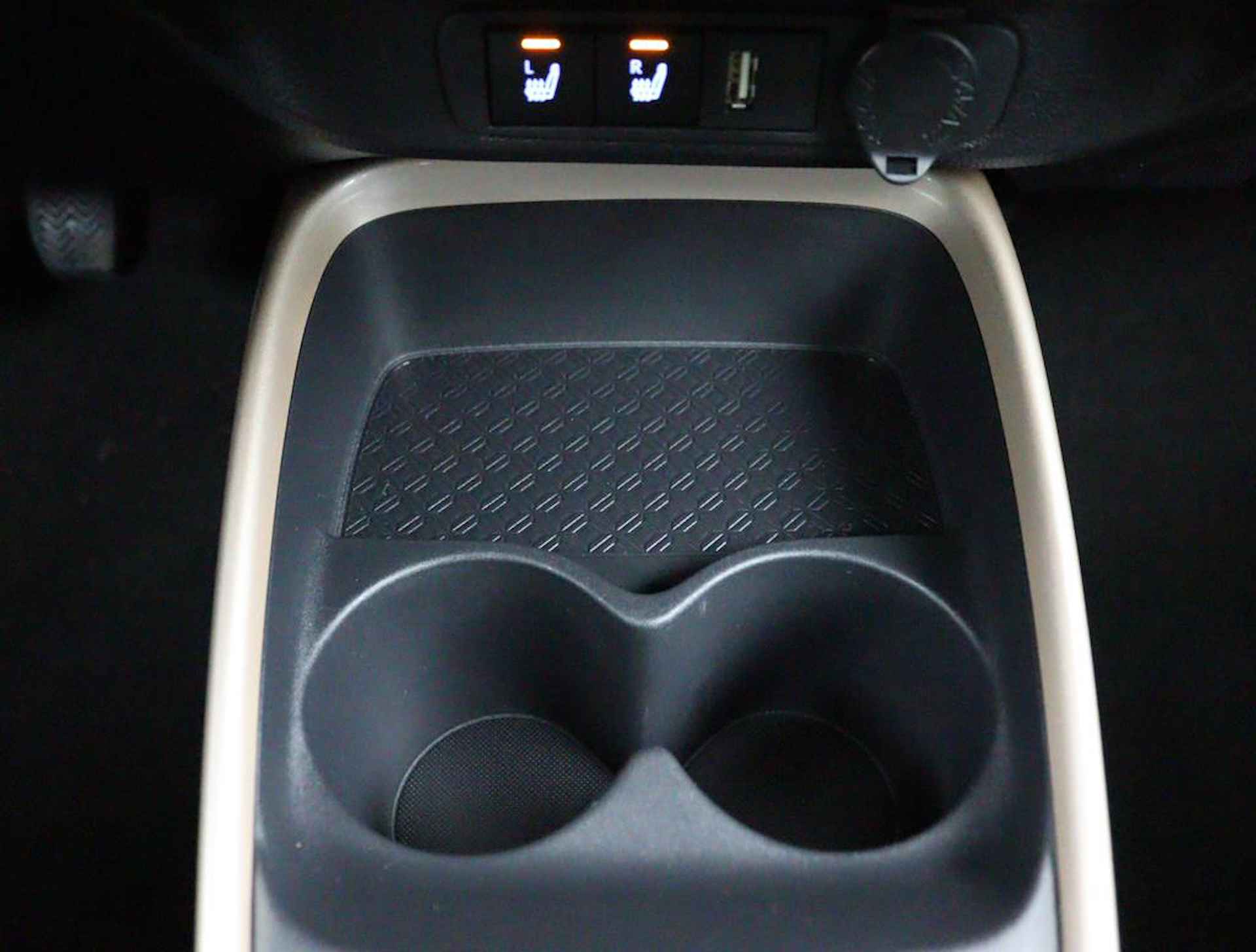 Toyota Aygo X 1.0 VVT-i MT Pulse Limited | 10 Jaar Garantie | Stoelverwarming | Apple Carplay & Android Auto | Achteruitrijcamera | Airco | DAB | - 39/45