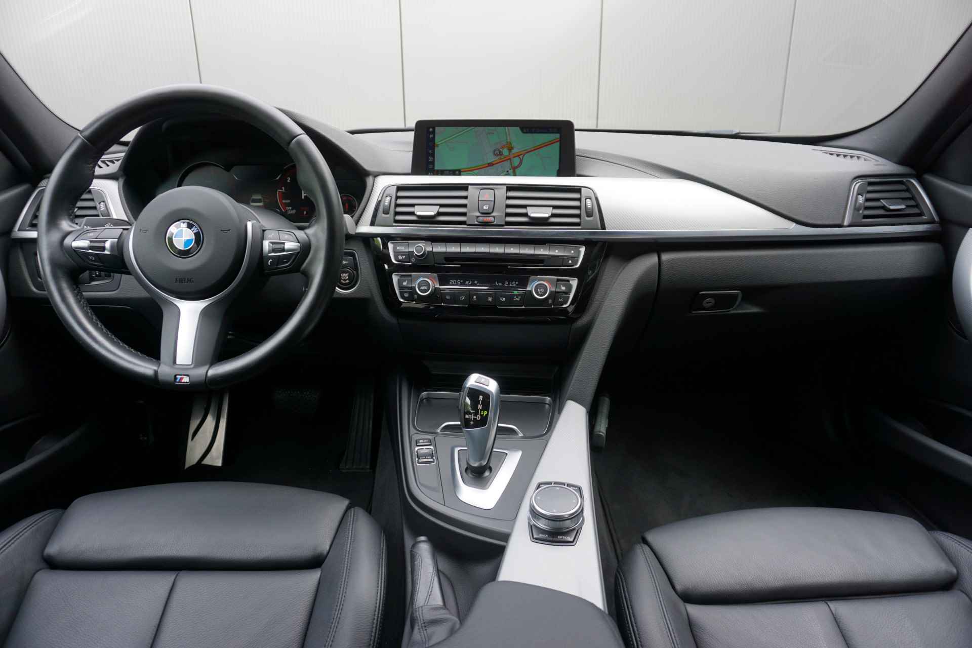 BMW 3 Serie 318i / Executive / M Sportpakket / 18" LMV / LED / Parkeersensoren / Stoelverwarming - 9/30
