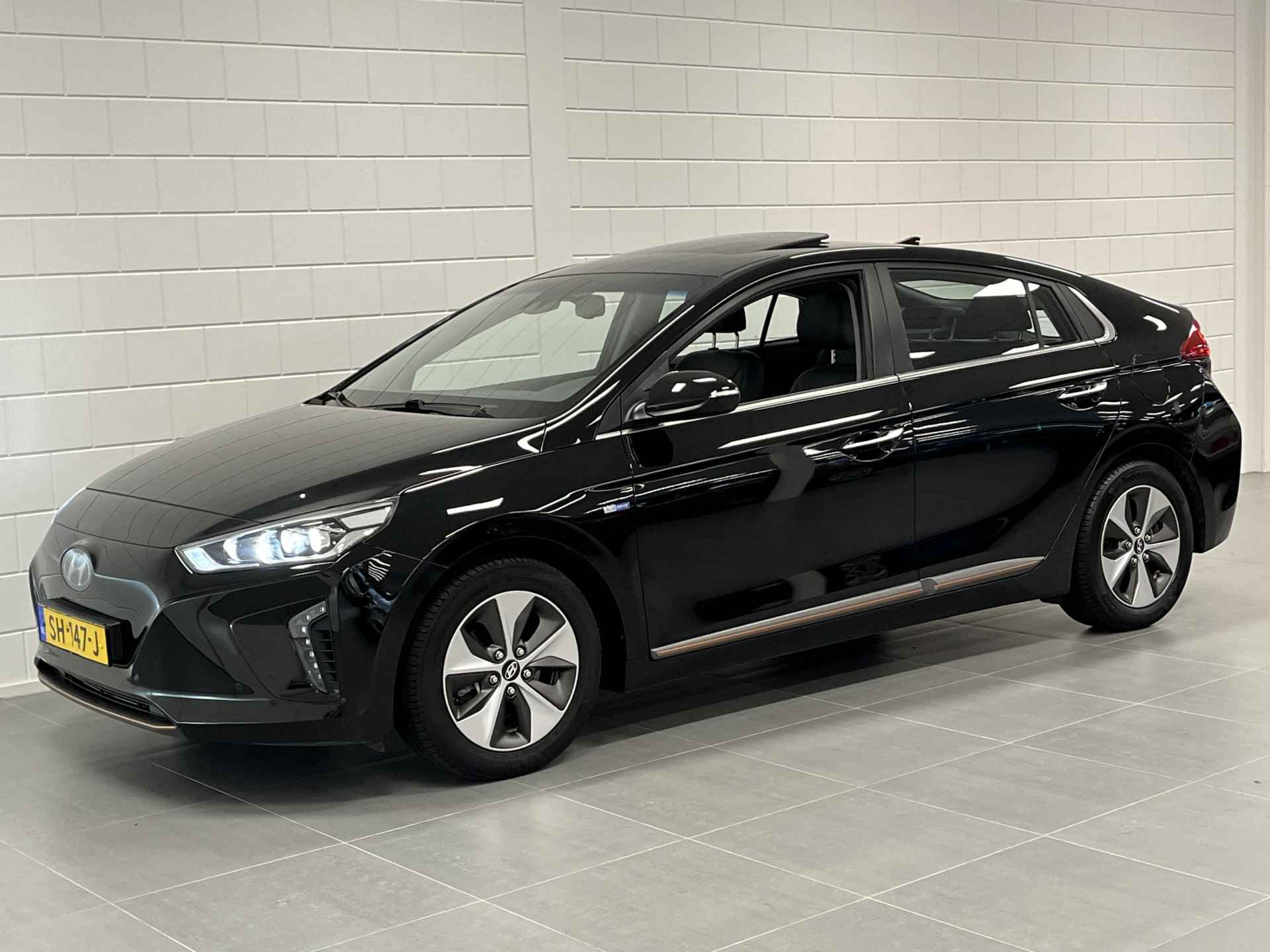 Hyundai IONIQ Premium EV SCHUIFDAK | LEDER | FULL LED | NAVIGATIE | COMPLETE AUTO! - 4/51