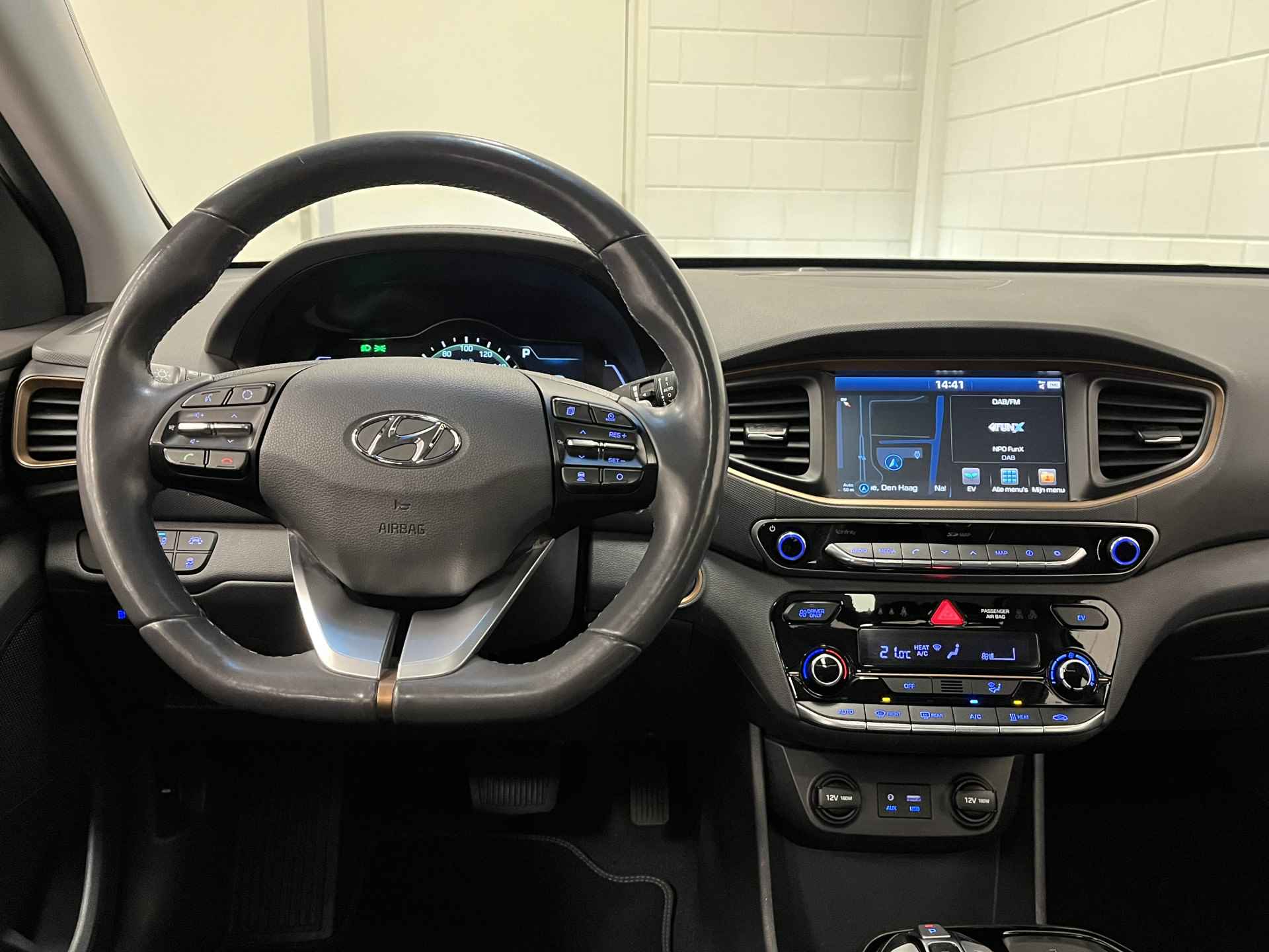 Hyundai IONIQ Premium EV SCHUIFDAK | LEDER | FULL LED | NAVIGATIE | COMPLETE AUTO! - 6/51