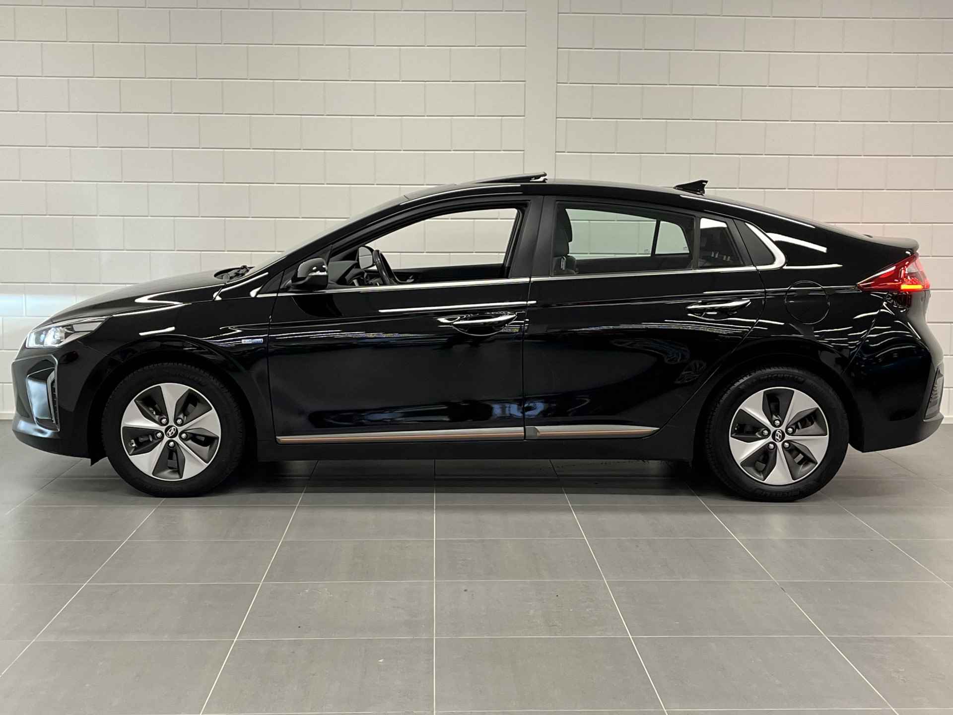 Hyundai IONIQ Premium EV SCHUIFDAK | LEDER | FULL LED | NAVIGATIE | COMPLETE AUTO! - 9/51